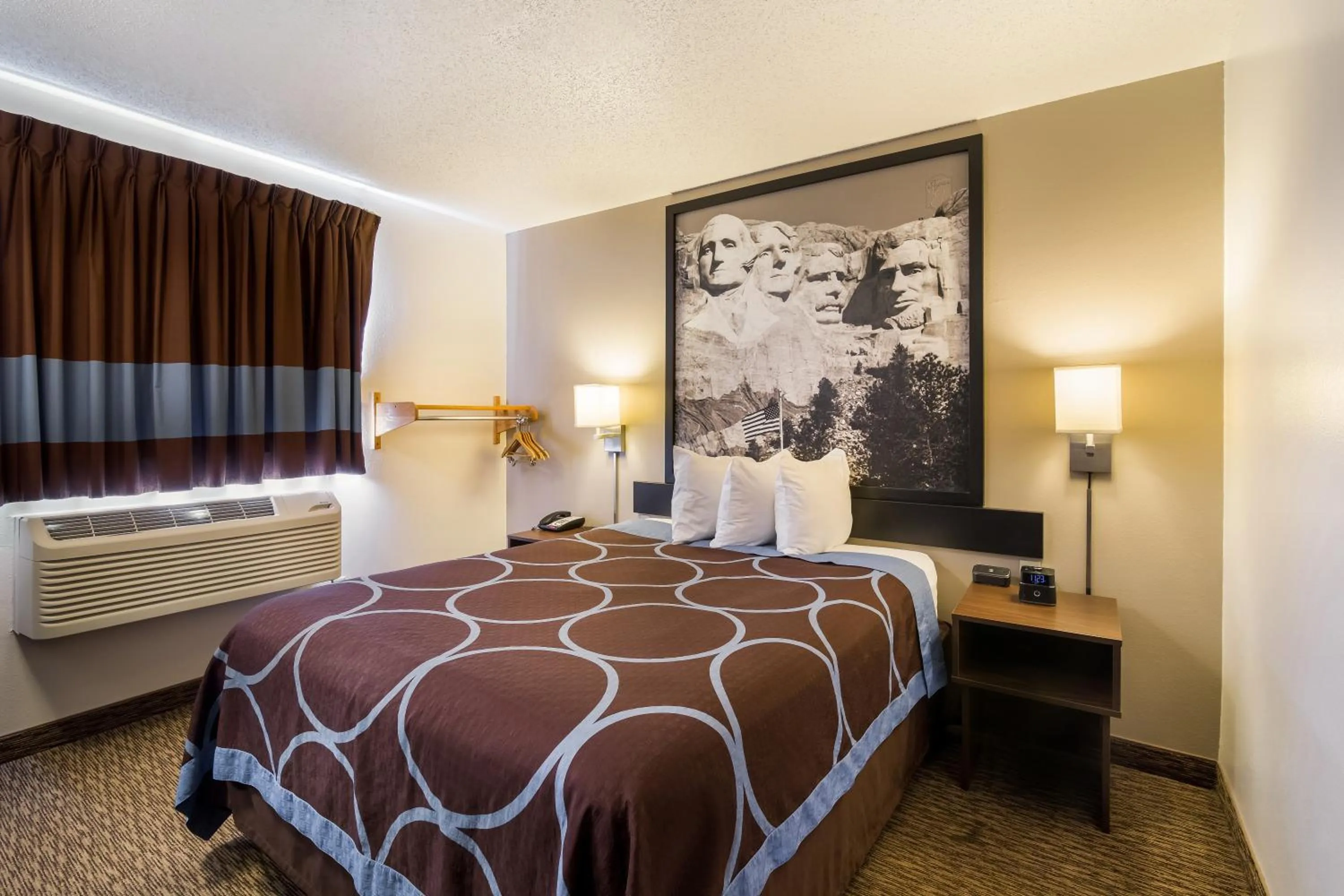 Bedroom, Bed in Super 8 by Wyndham Custer/Crazy Horse Area