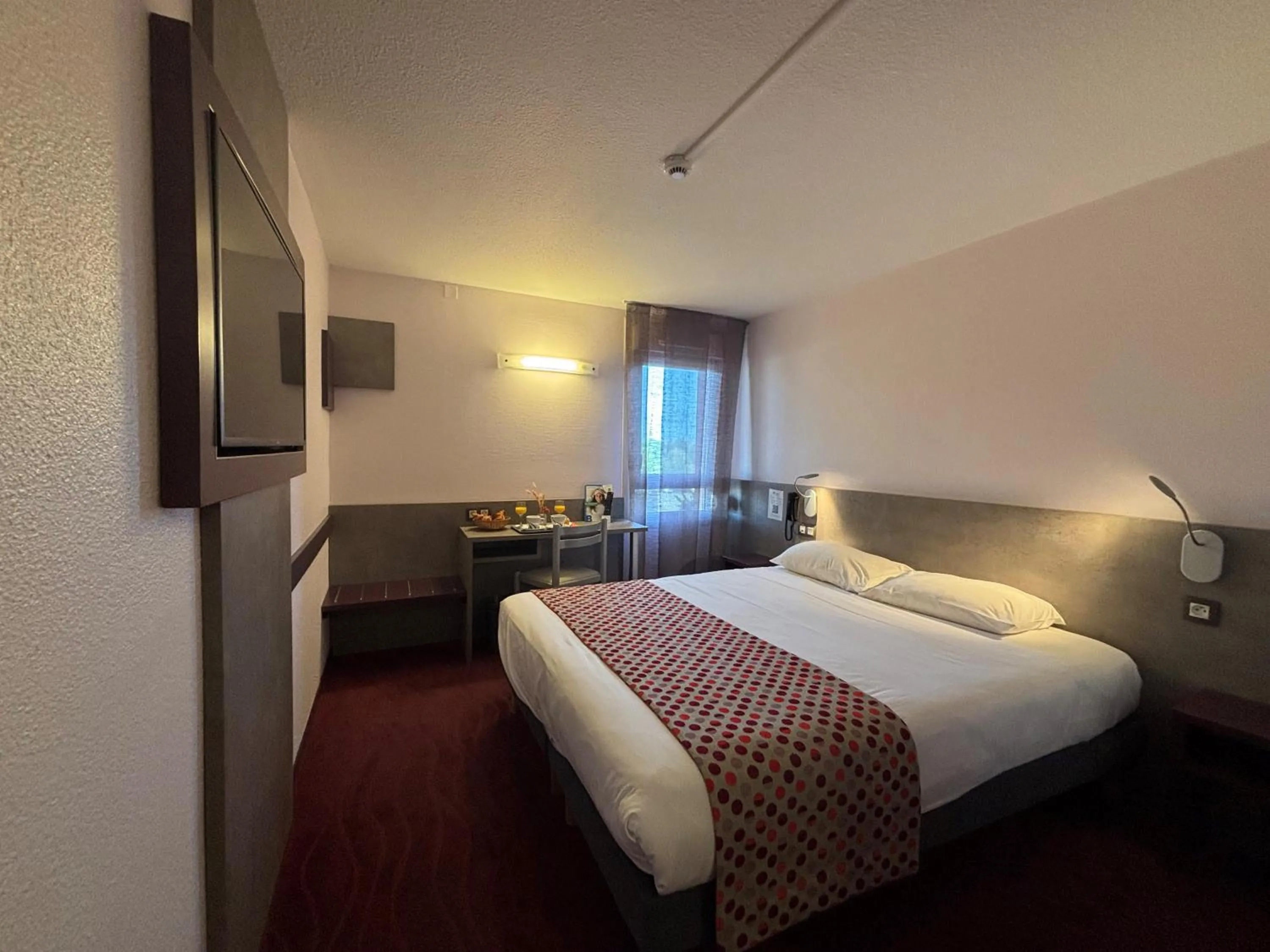 Bed in Brit Hotel Les Evens