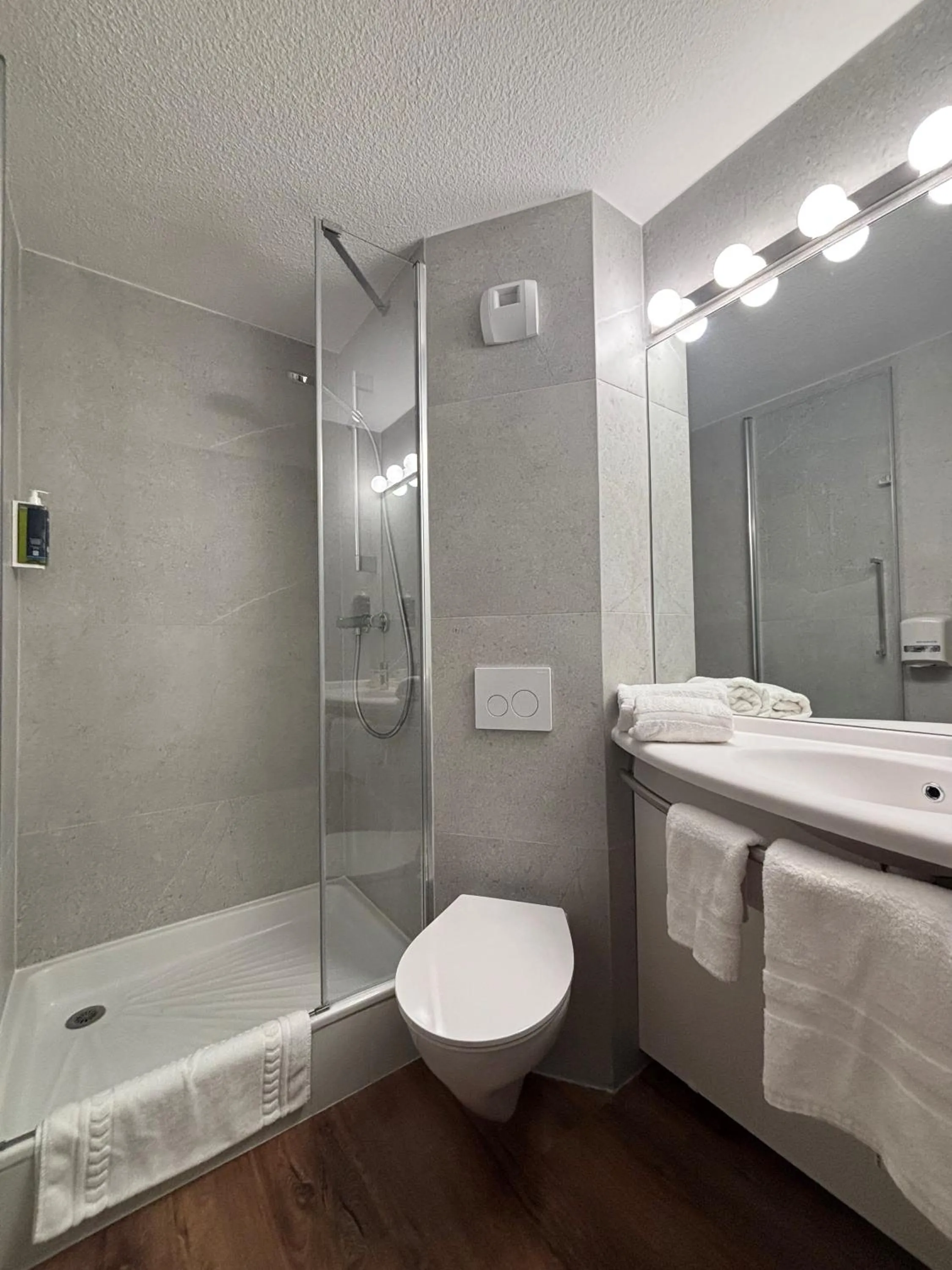 Shower in Brit Hotel Les Evens