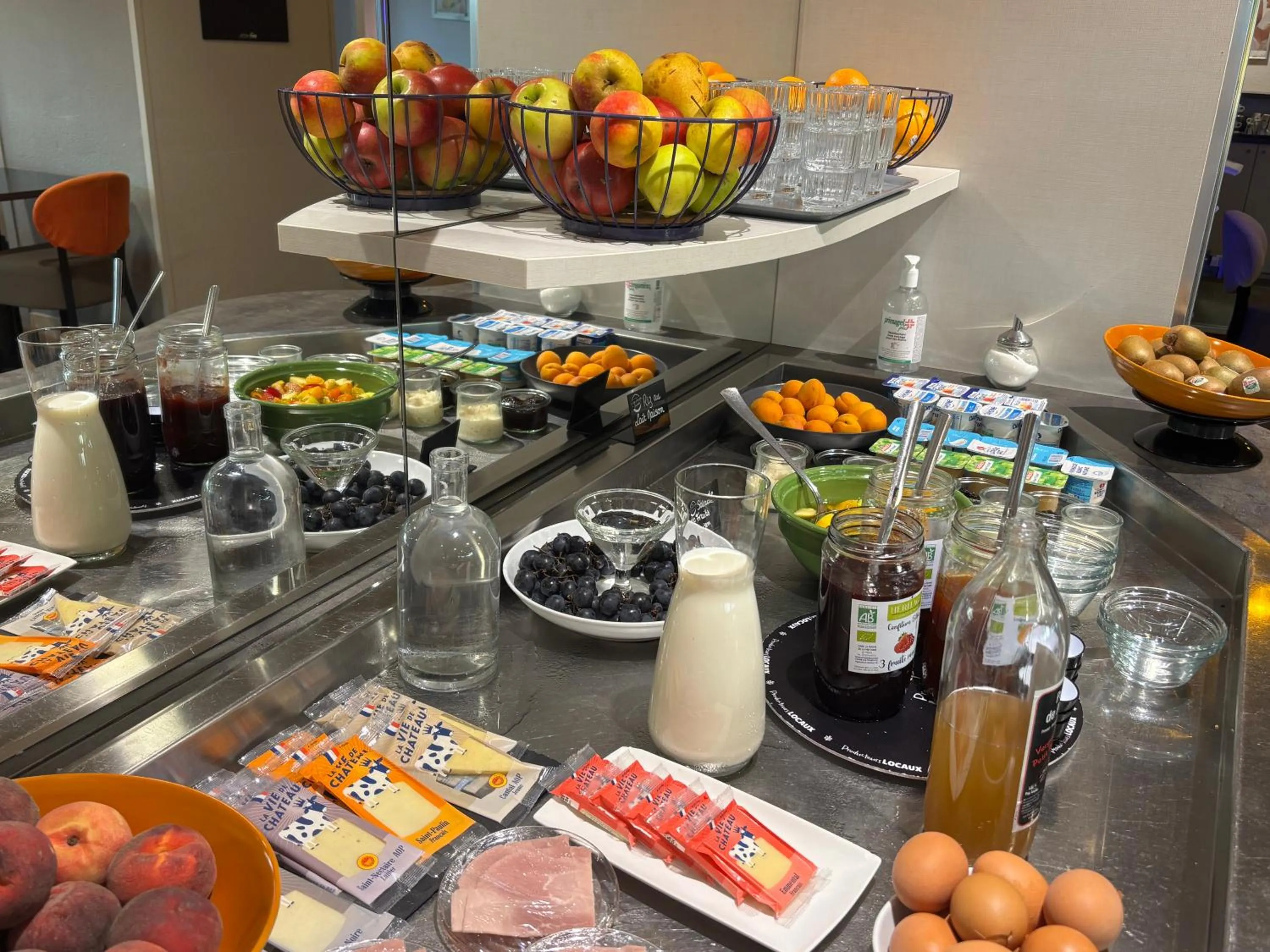 Food and drinks in Brit Hotel Les Evens