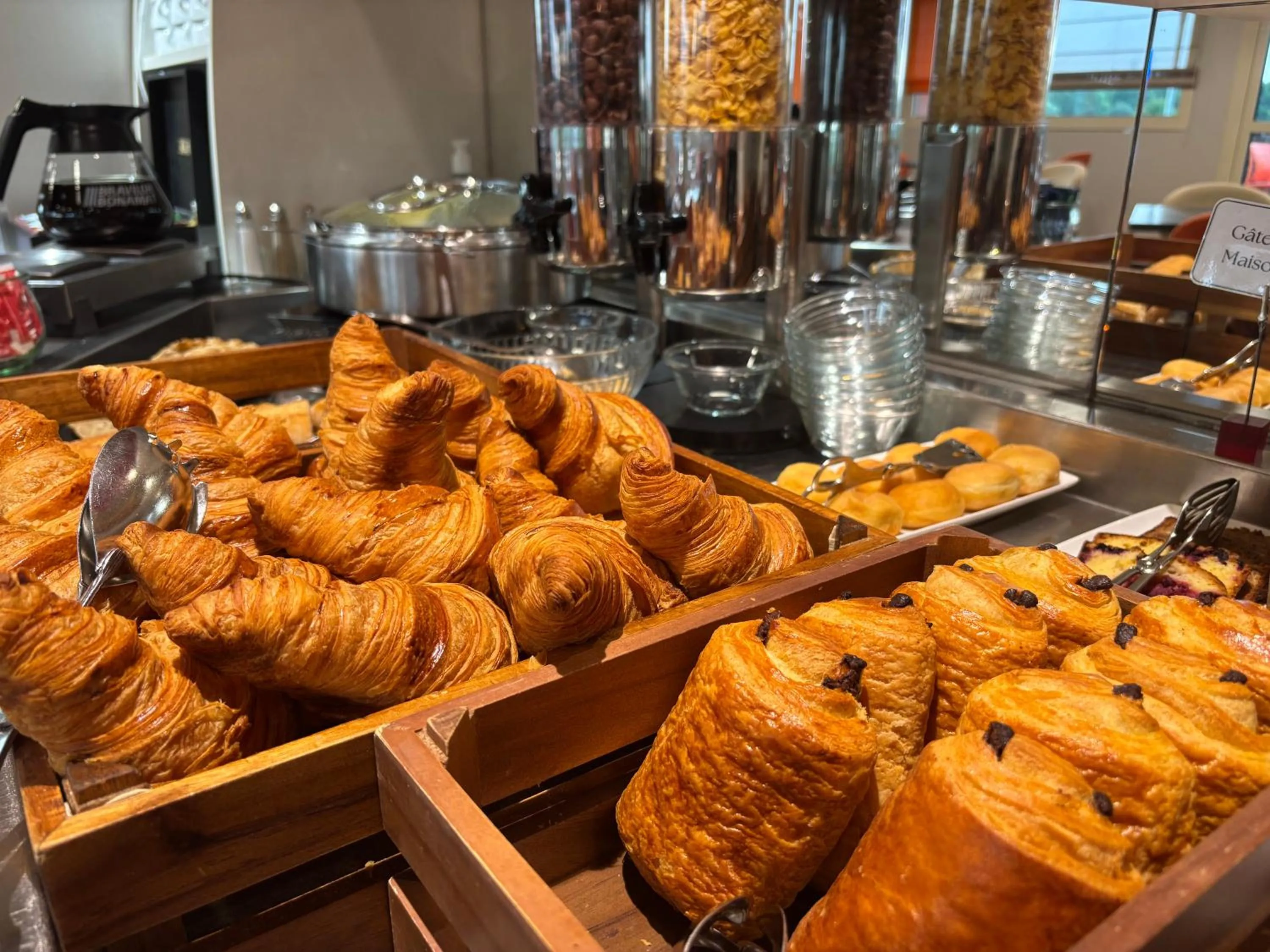 Food and drinks in Brit Hotel Les Evens