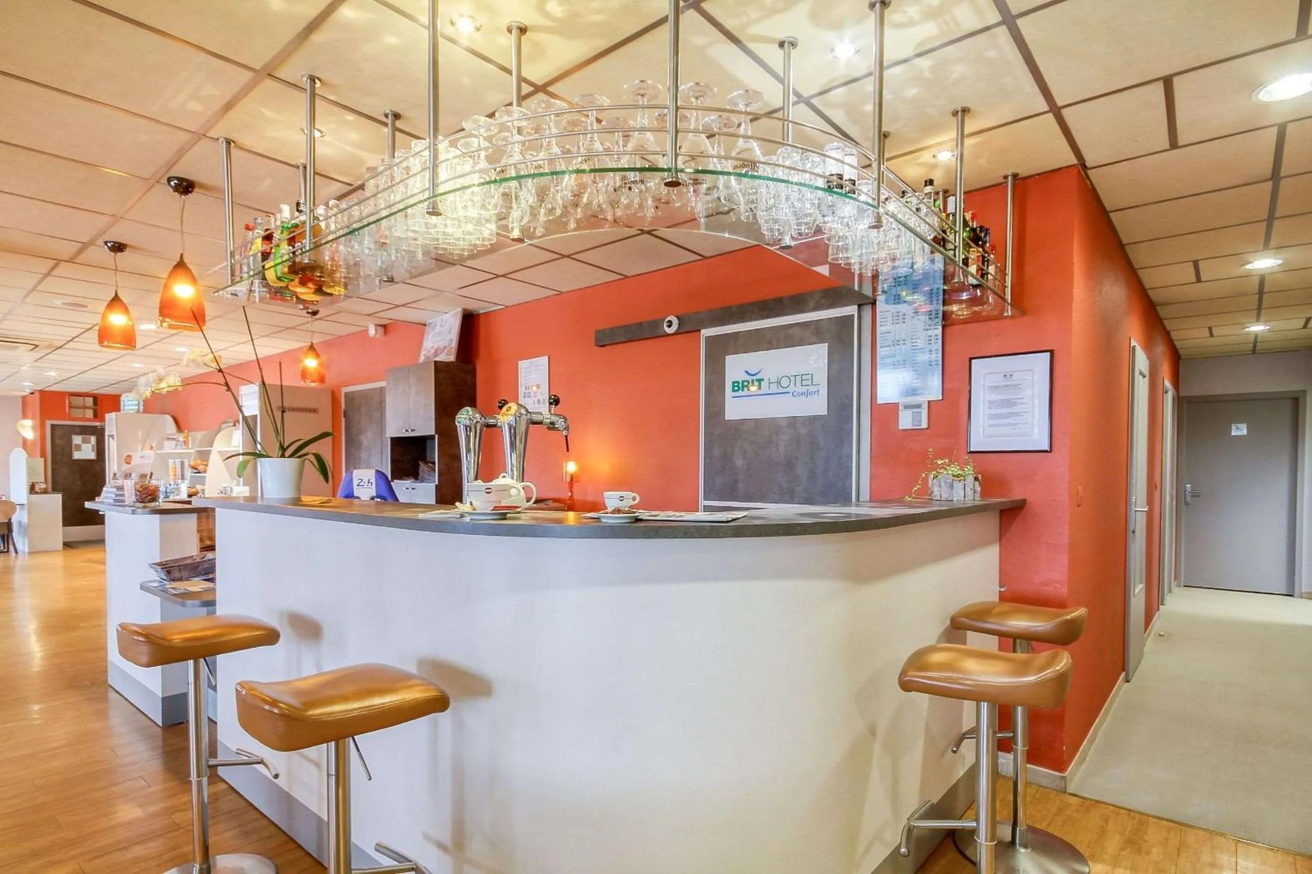 Lounge or bar in Brit Hotel Les Evens