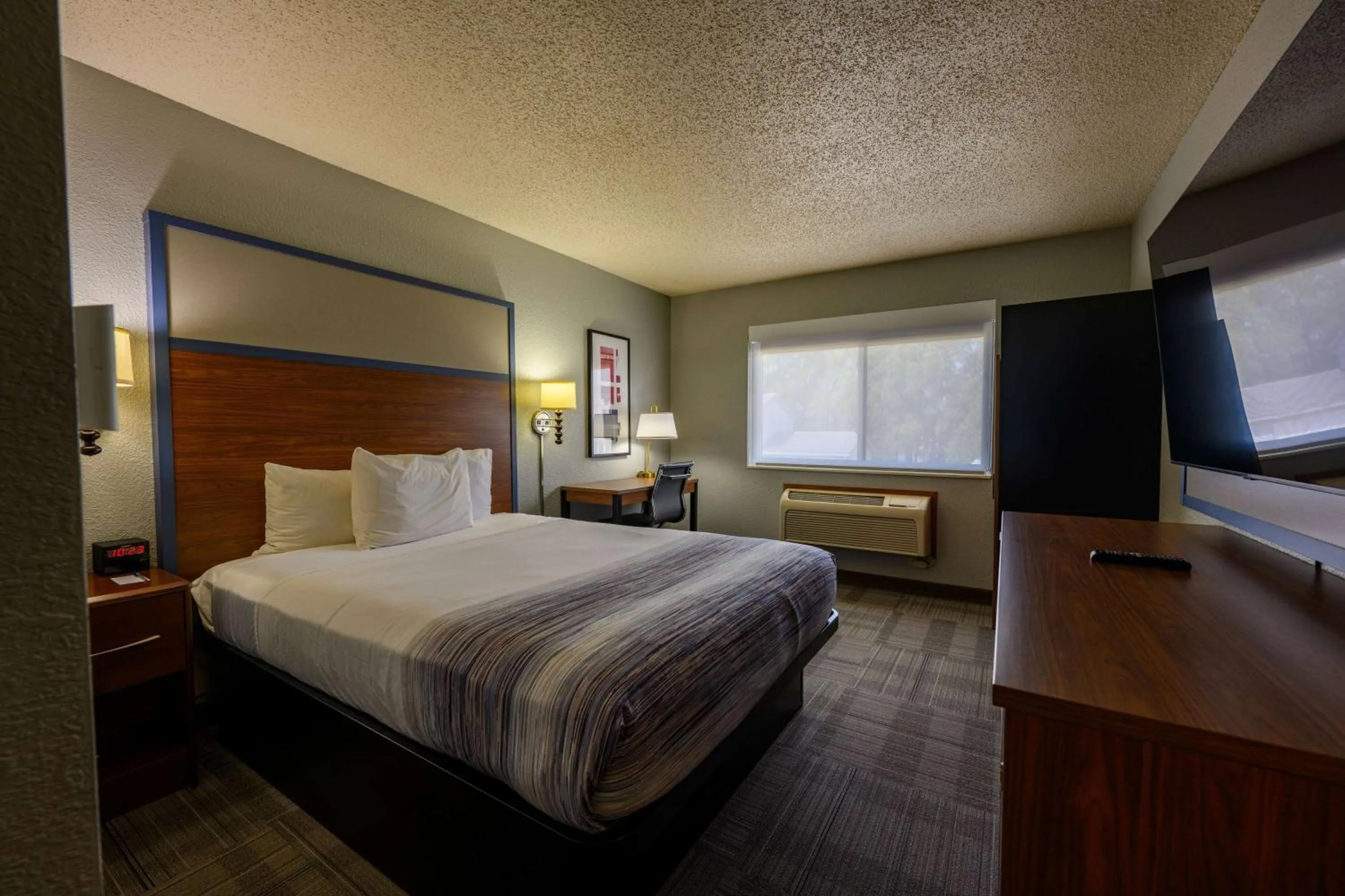 Photo of the whole room, Bed in AmericInn by Wyndham Monroe