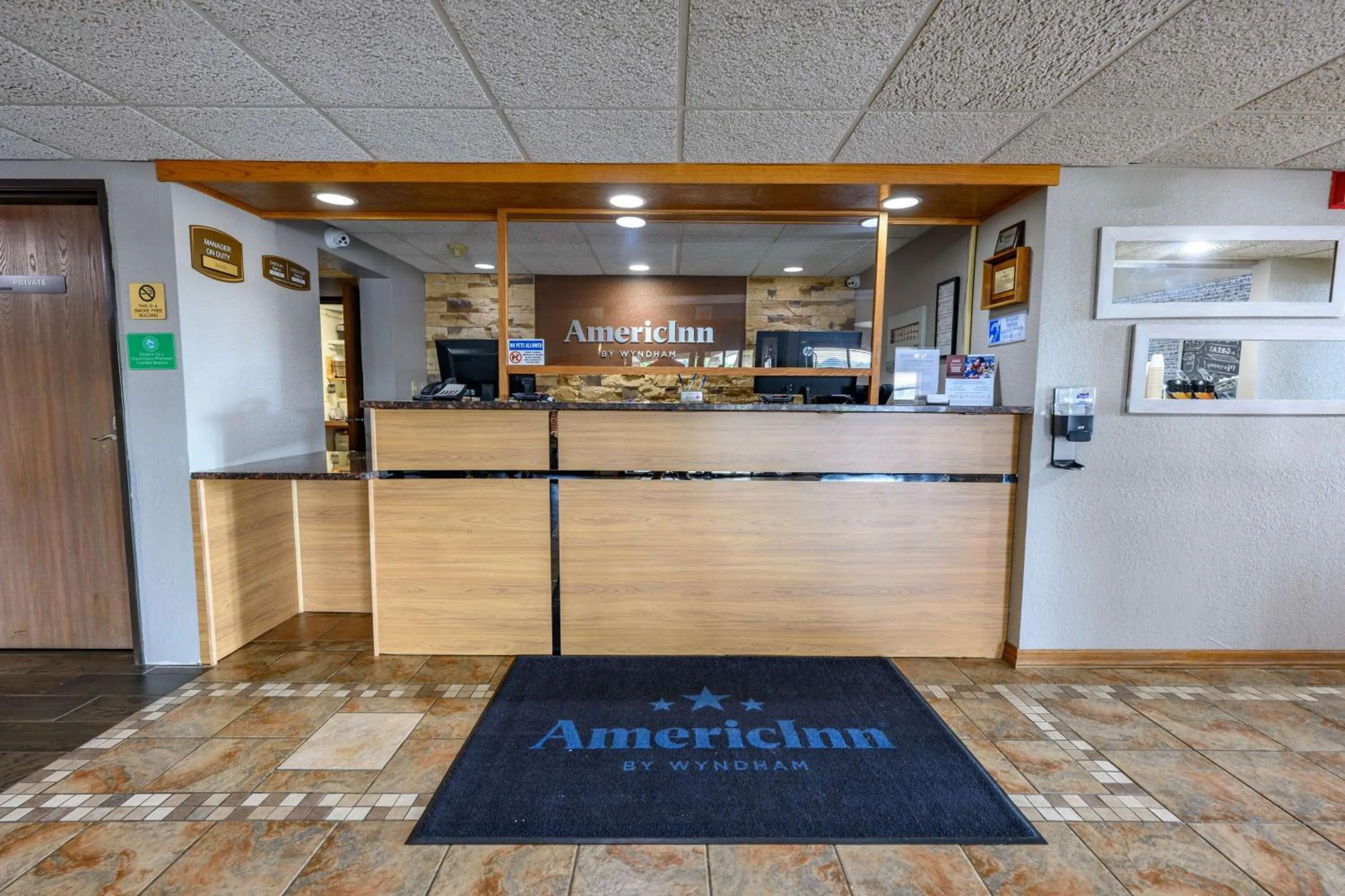 Lobby or reception in AmericInn by Wyndham Monroe
