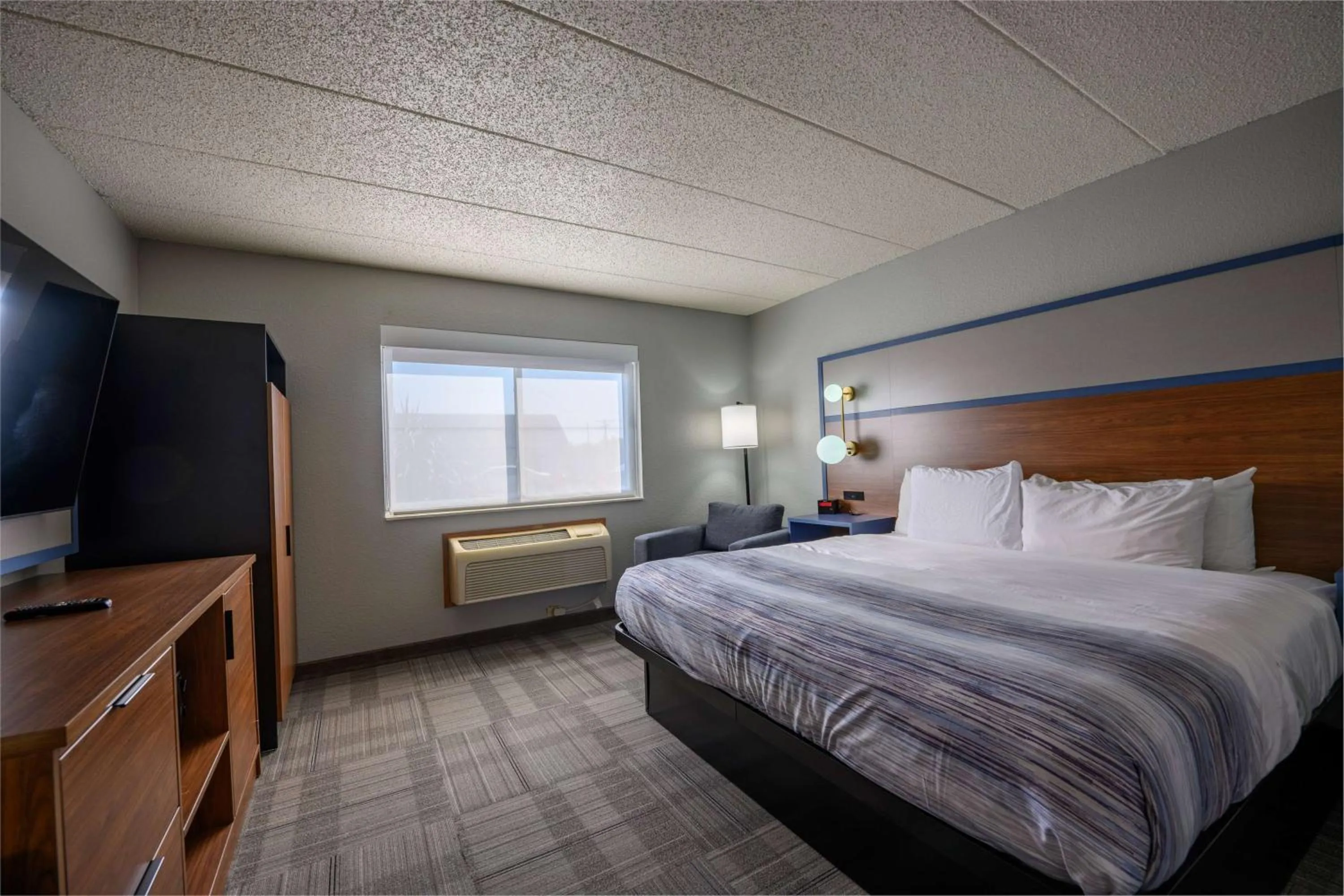 Photo of the whole room, Bed in AmericInn by Wyndham Monroe