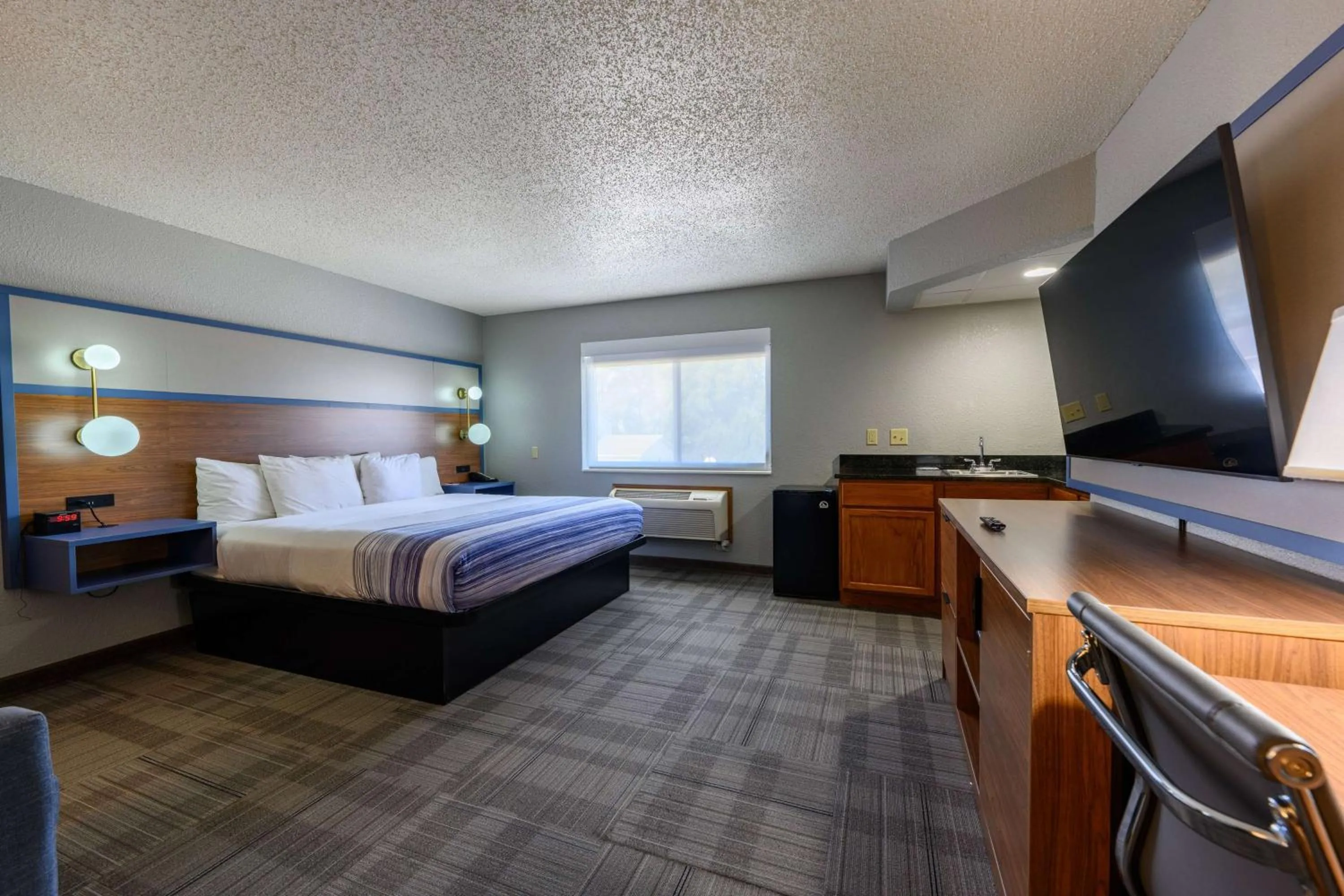 Photo of the whole room, Bed in AmericInn by Wyndham Monroe