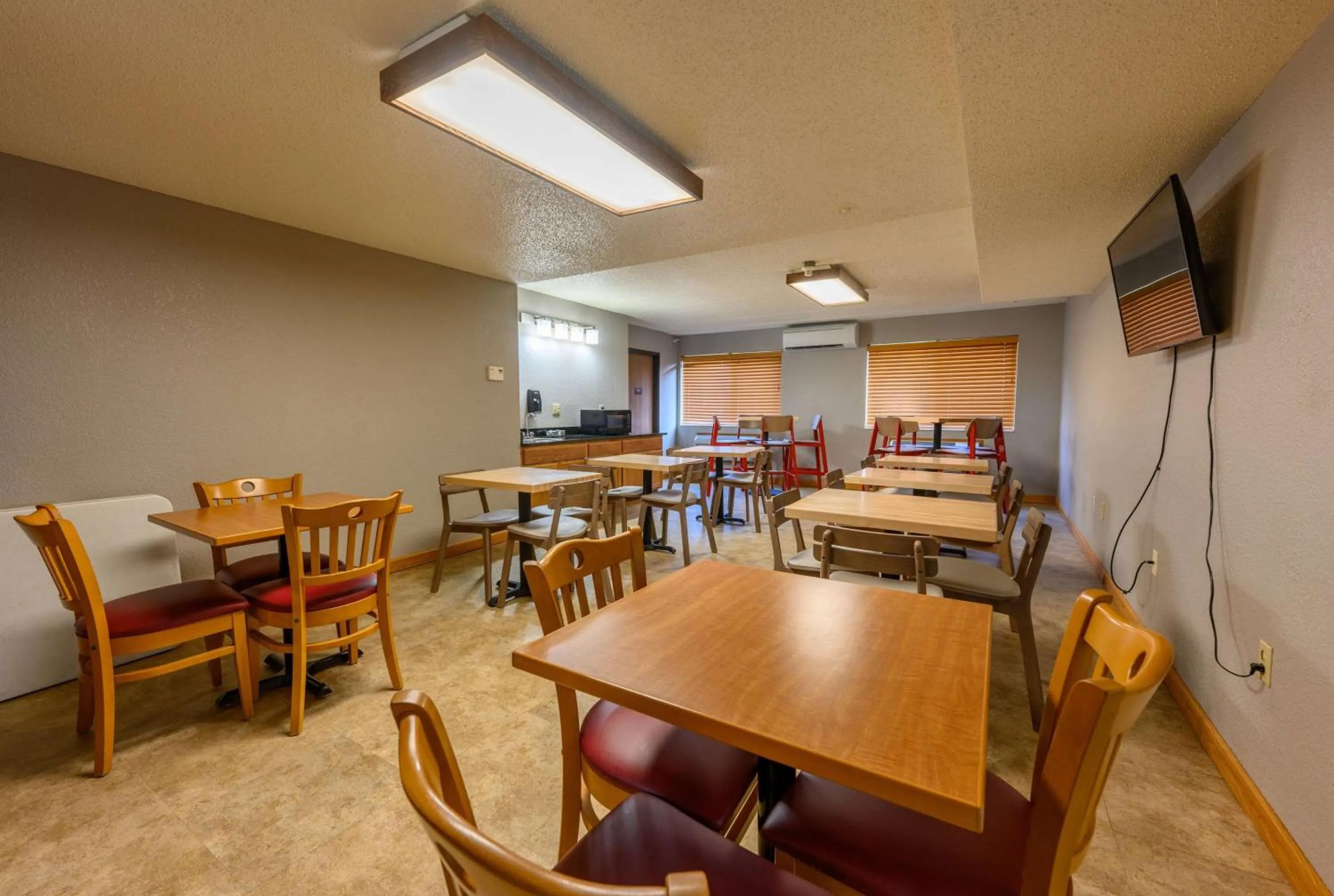 Restaurant/places to eat in AmericInn by Wyndham Monroe