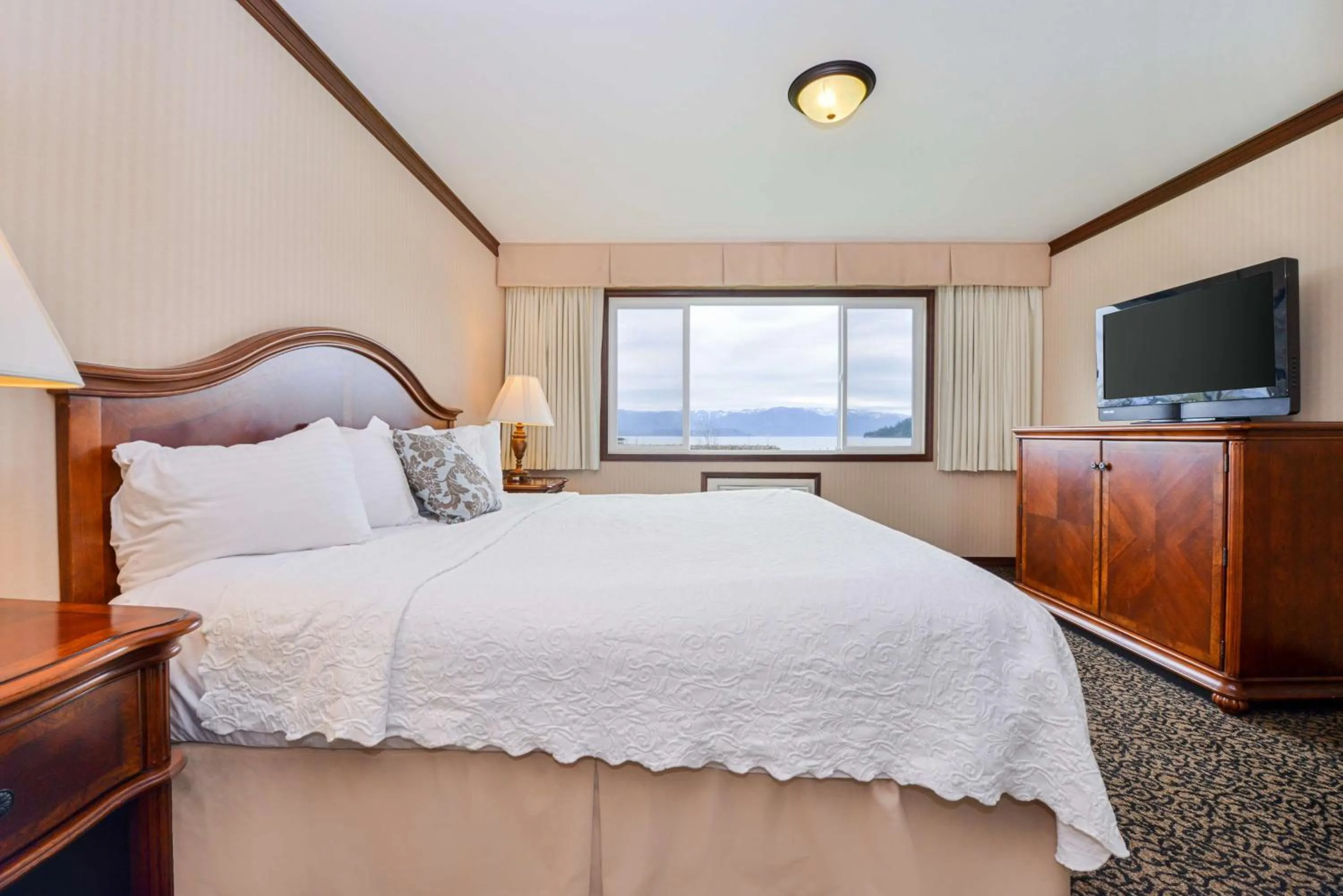 Photo of the whole room in Best Western Edgewater Resort