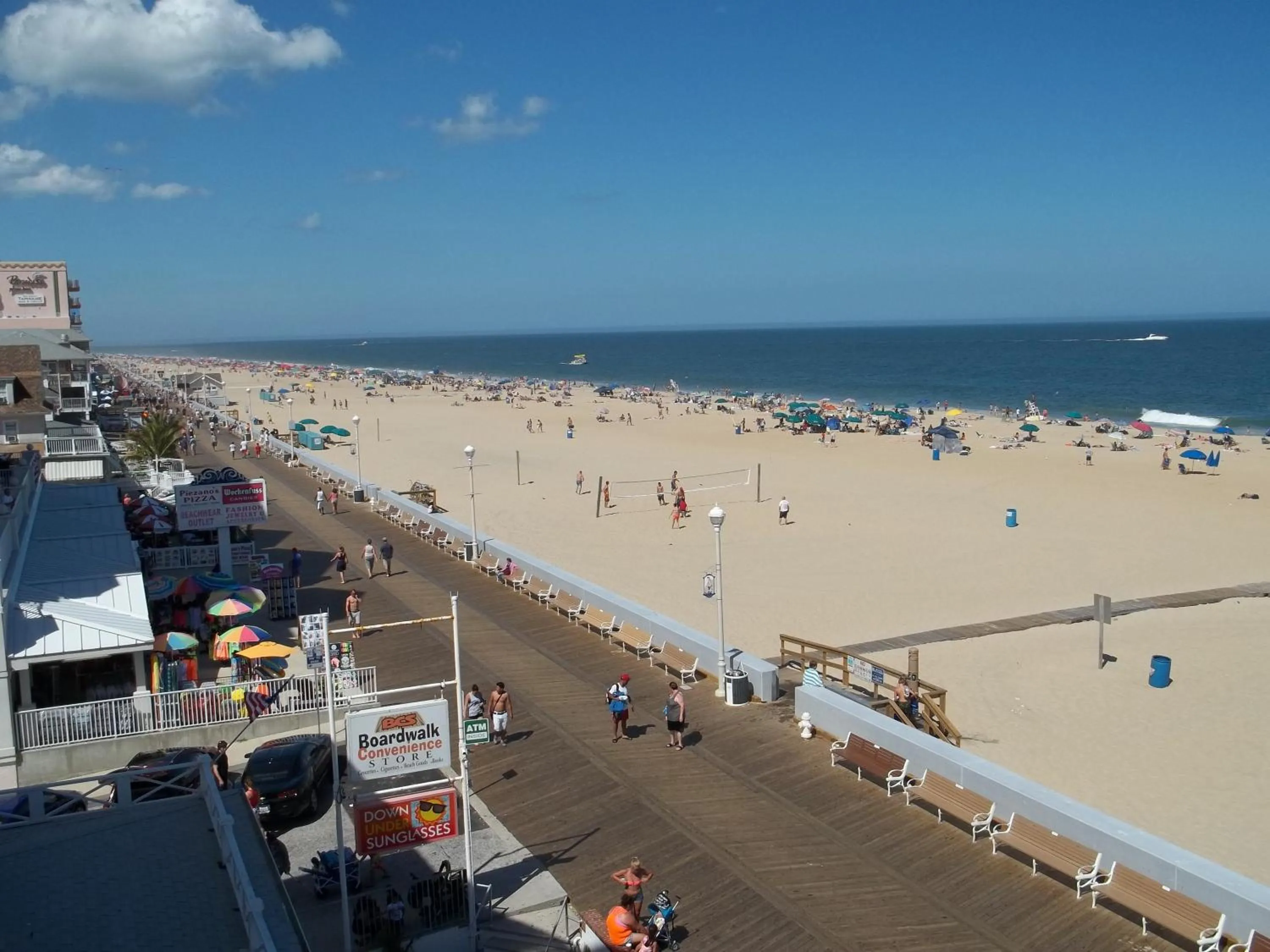 Restaurant/places to eat in Majestic Hotel & Apartments