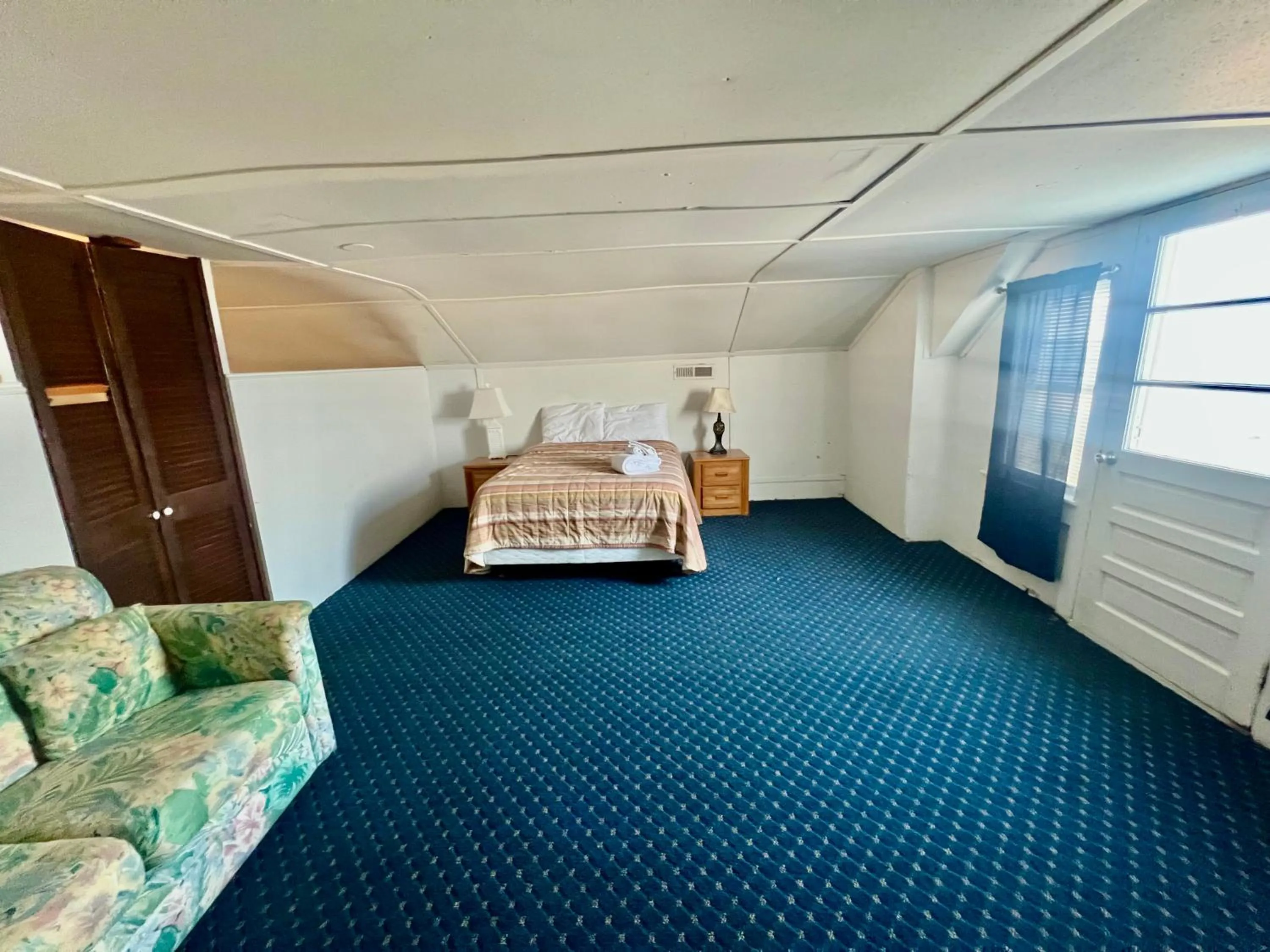 Bed in Majestic Hotel & Apartments