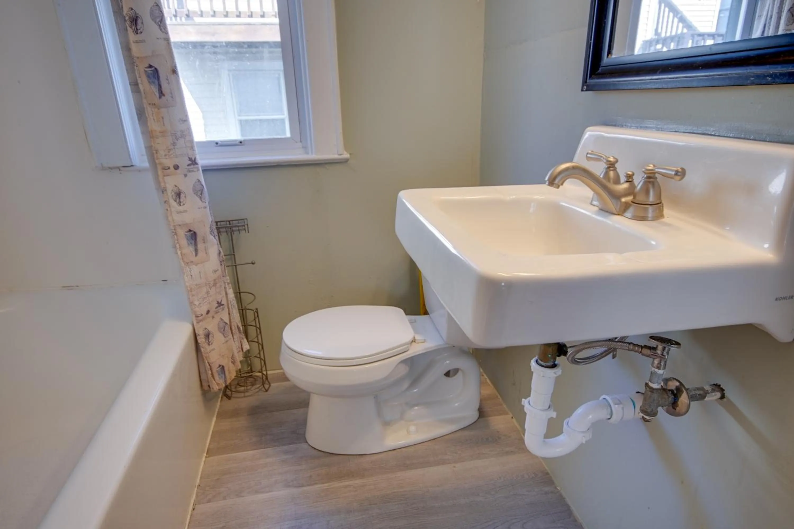 Bathroom in Majestic Hotel & Apartments