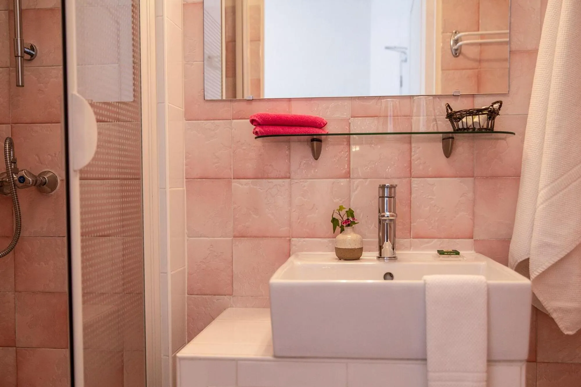 Shower in Hôtel Du Soleil