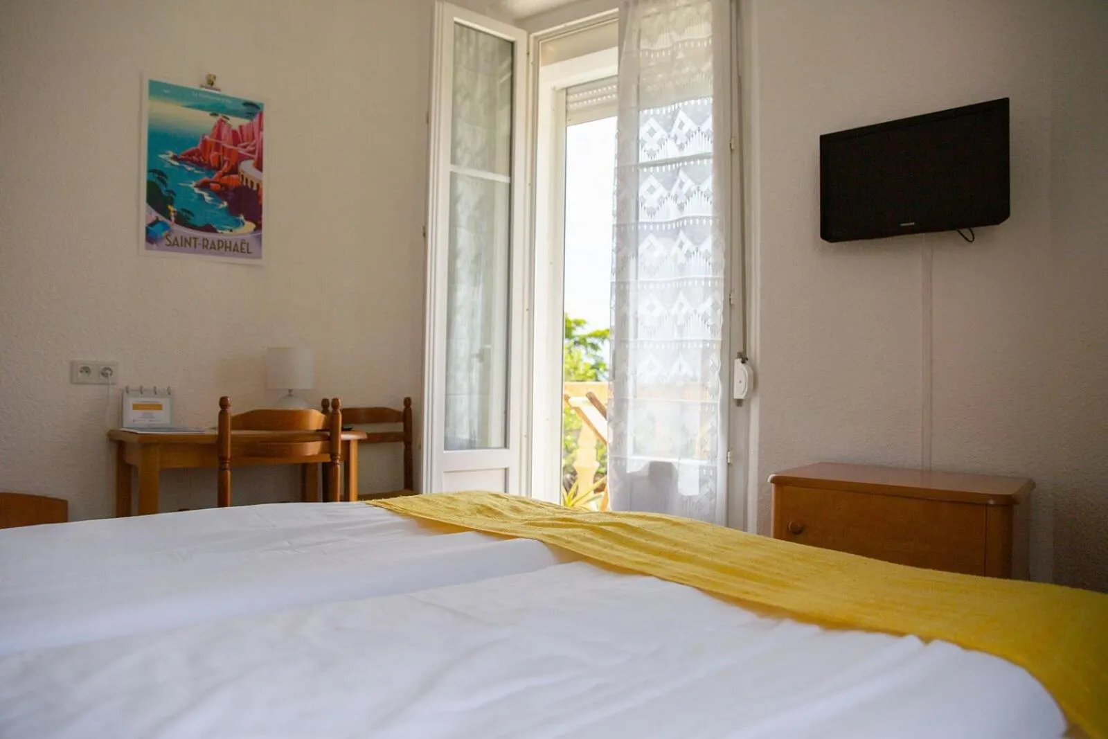 Balcony/Terrace, Bed in Hôtel Du Soleil