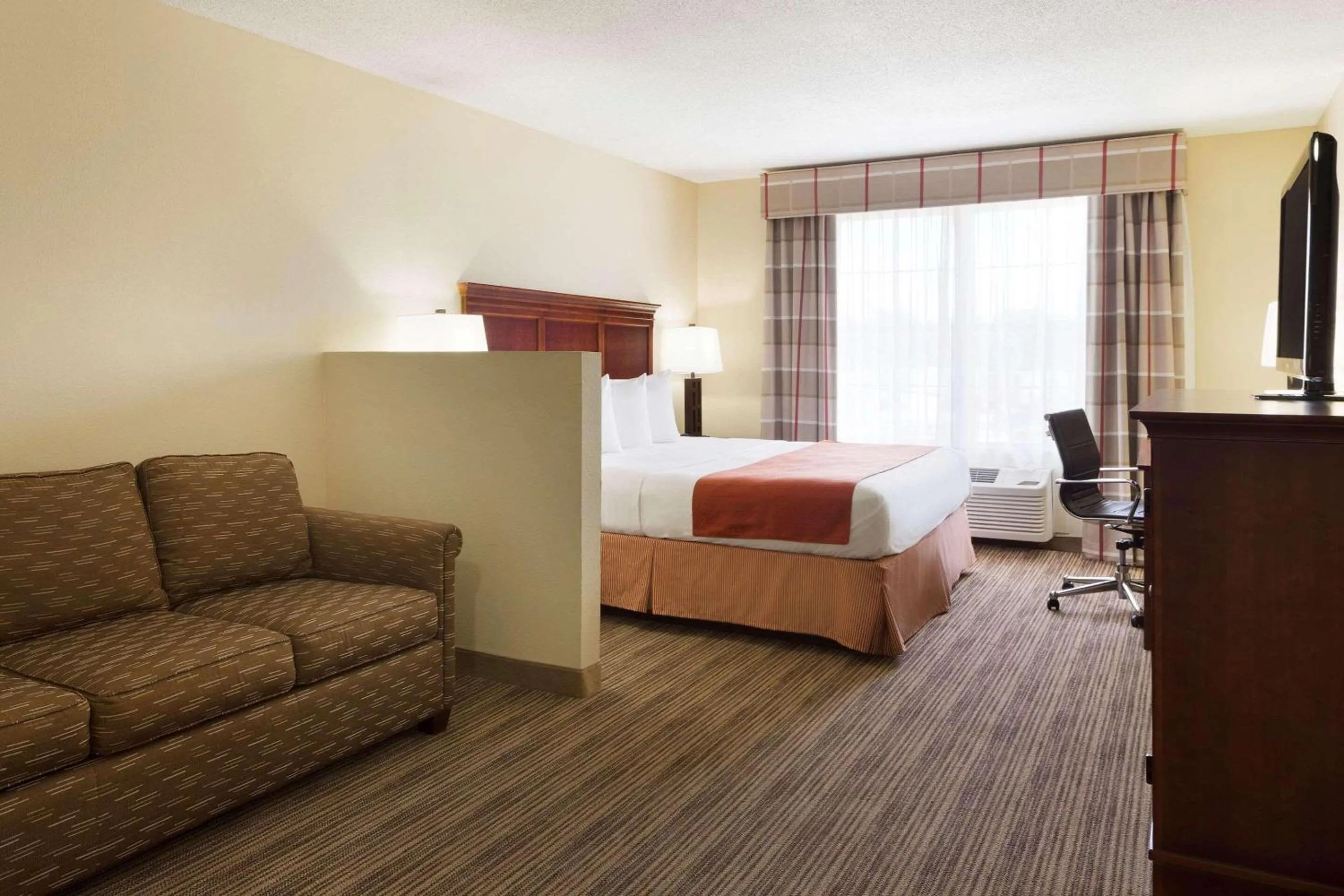 Living room, Bed in Country Inn & Suites by Radisson, Macedonia, OH