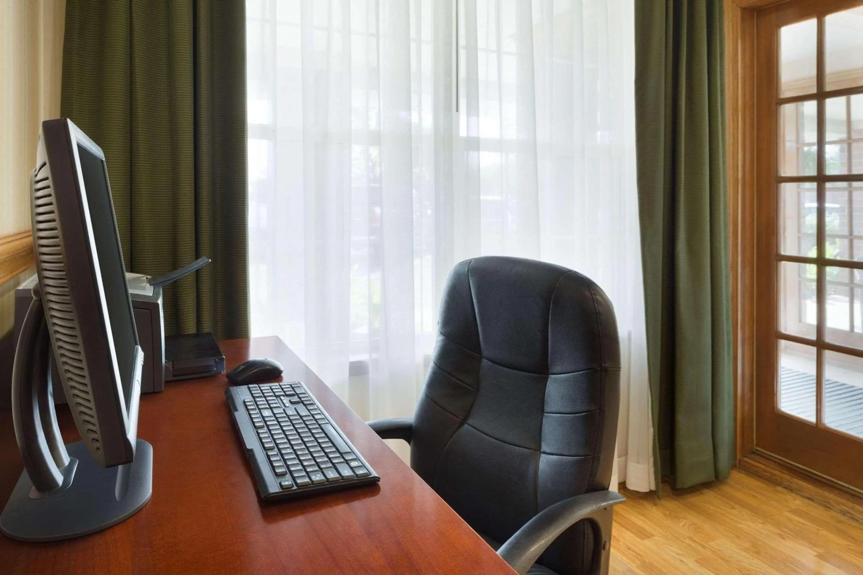 Business facilities in Country Inn & Suites by Radisson, Macedonia, OH
