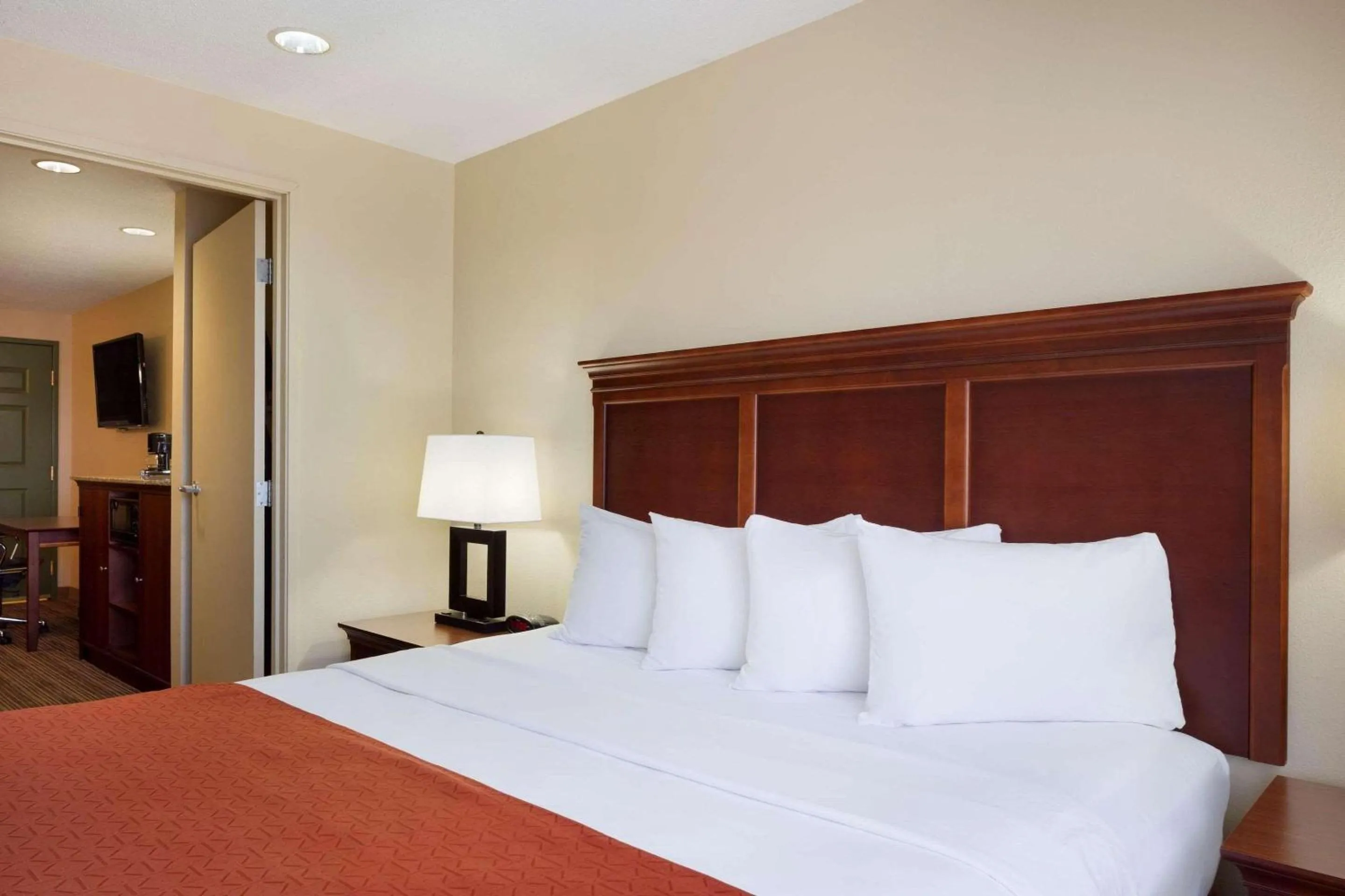 Bedroom, Bed in Country Inn & Suites by Radisson, Macedonia, OH