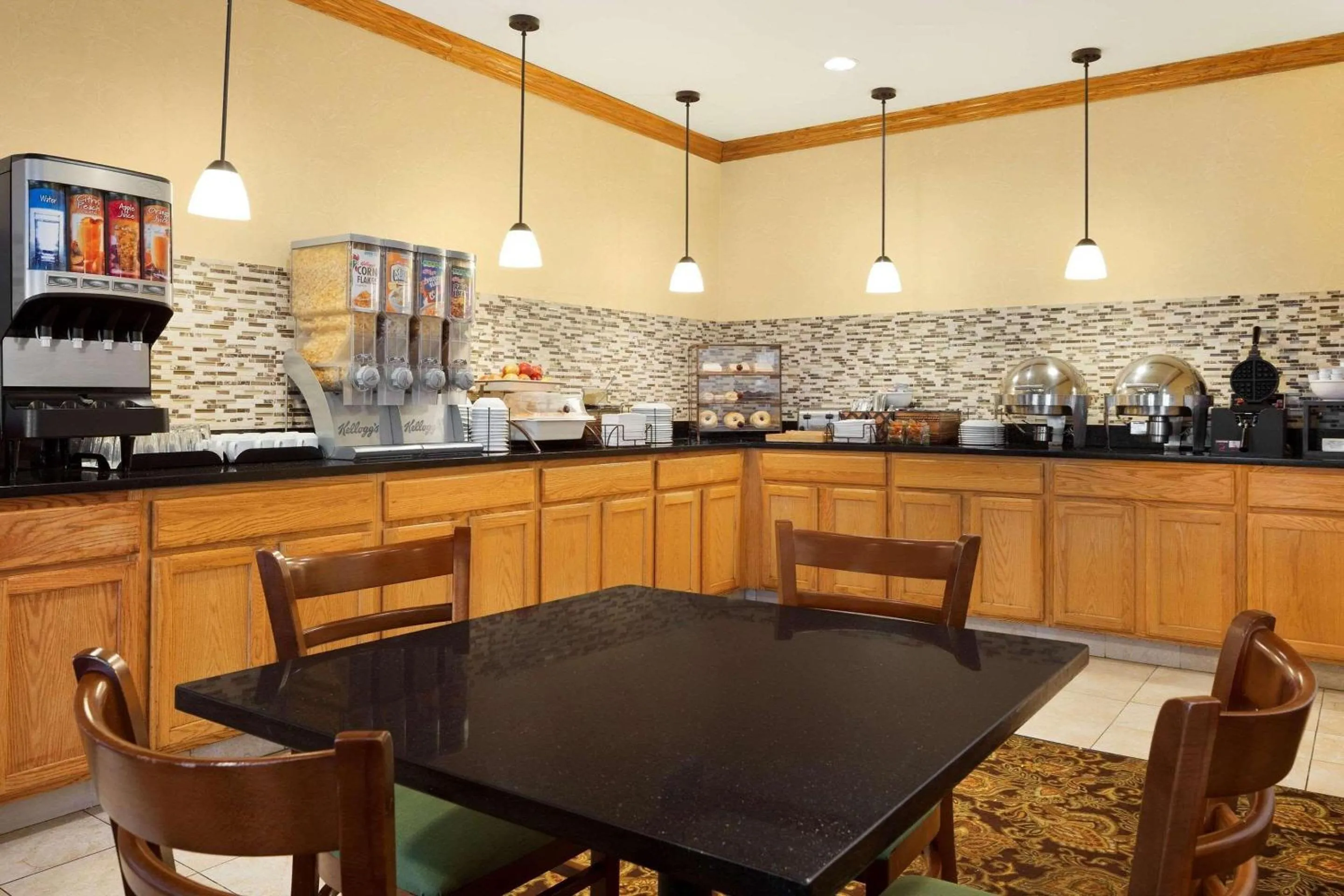 Breakfast in Country Inn & Suites by Radisson, Macedonia, OH