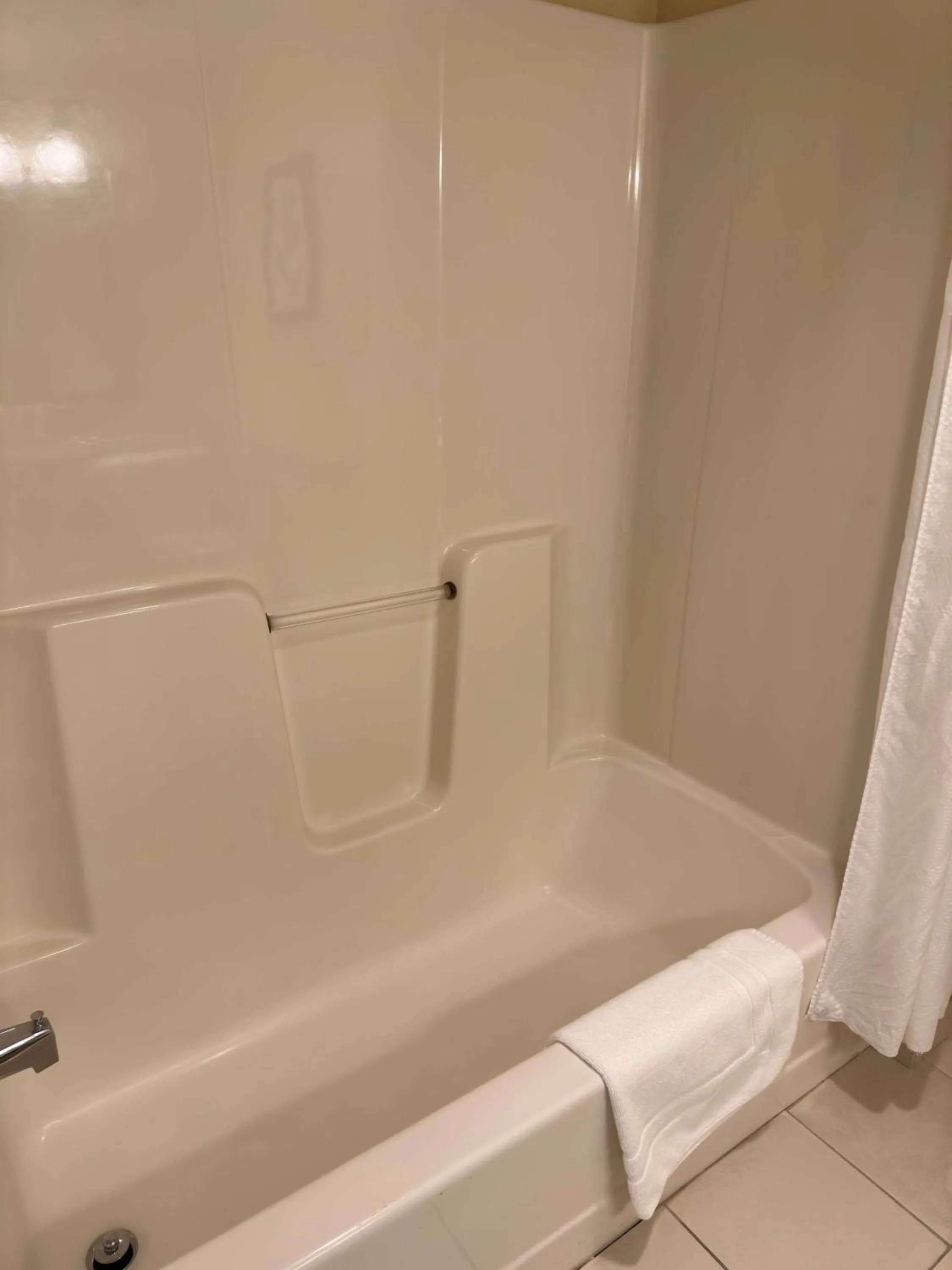 Bedroom in Country Inn & Suites by Radisson, Macedonia, OH