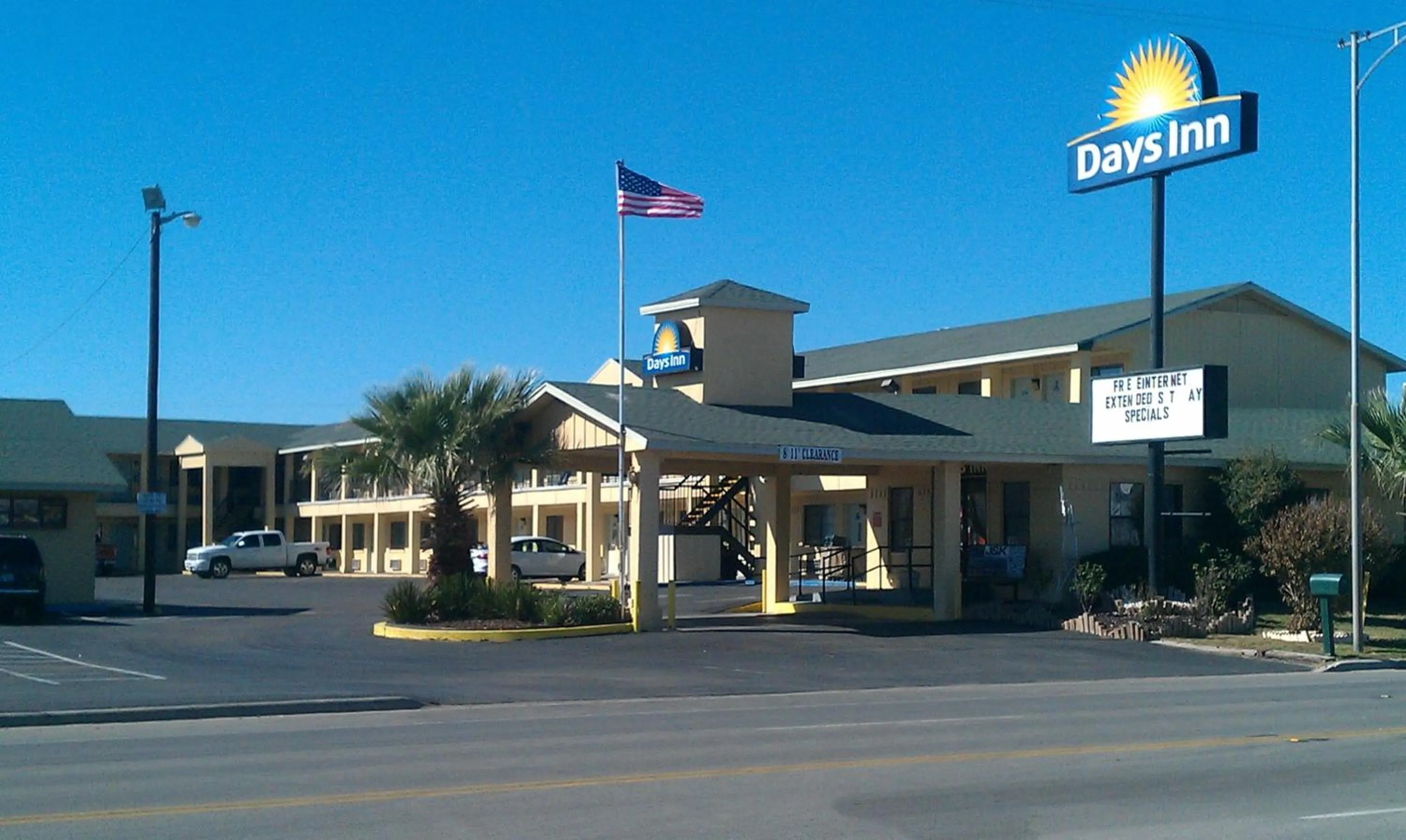 Facade/entrance in Days Inn by Wyndham Snyder