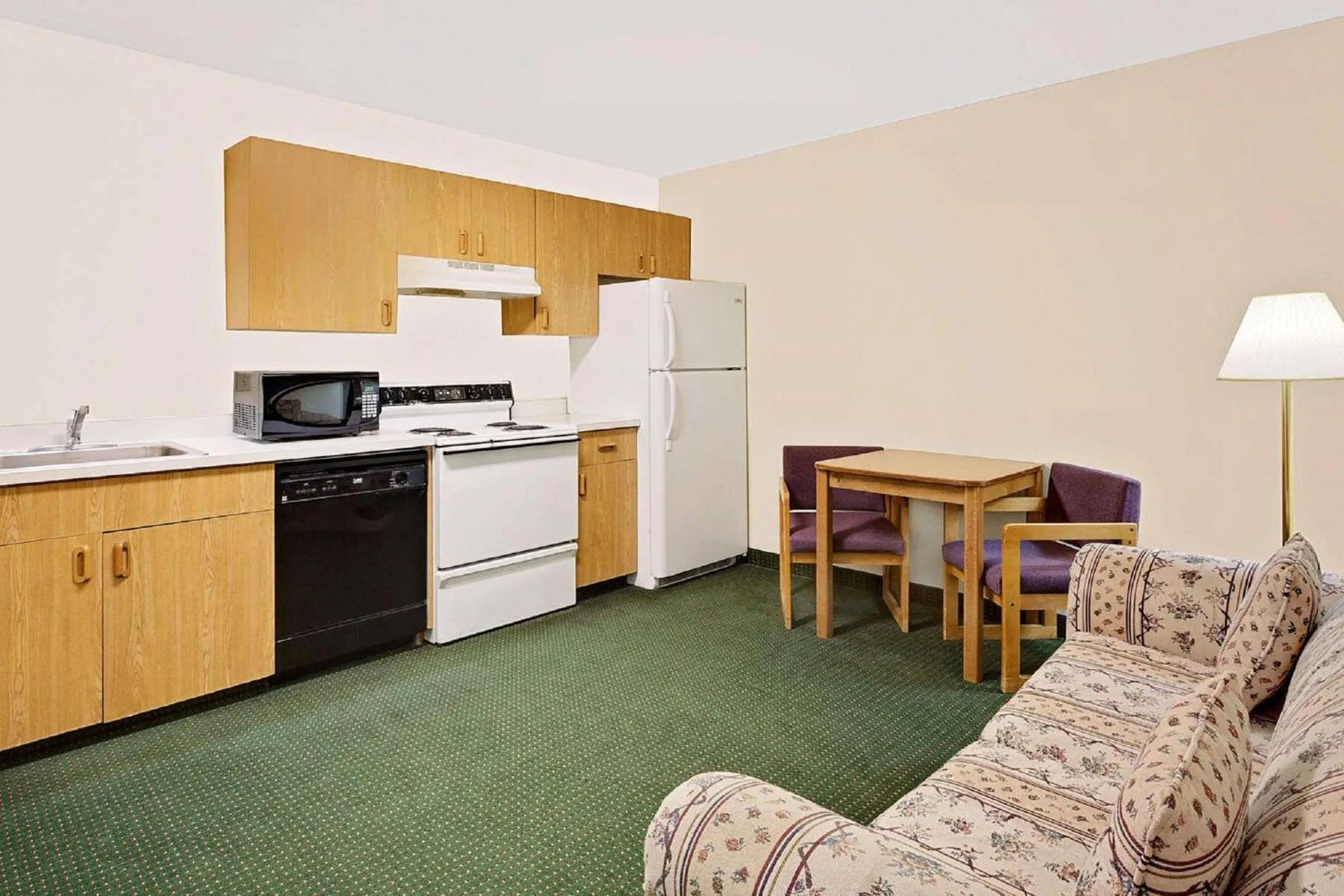 Bedroom in Super 8 by Wyndham Battle Mountain