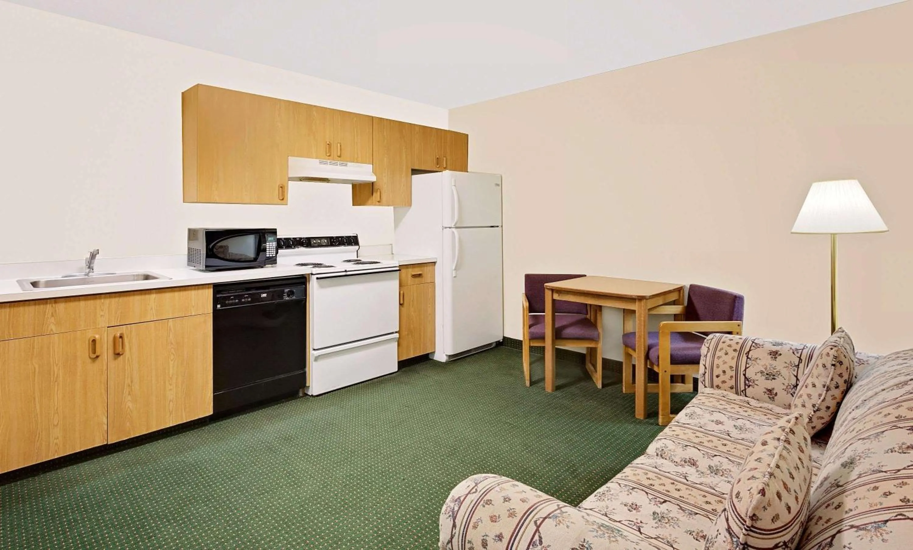 Kitchen or kitchenette in Super 8 by Wyndham Battle Mountain