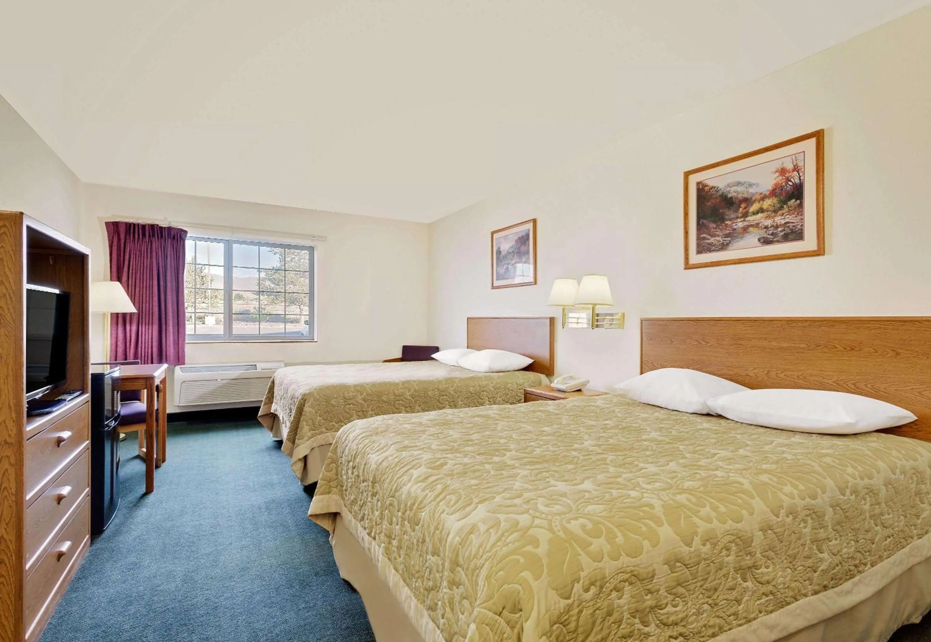 Photo of the whole room, Bed in Super 8 by Wyndham Battle Mountain