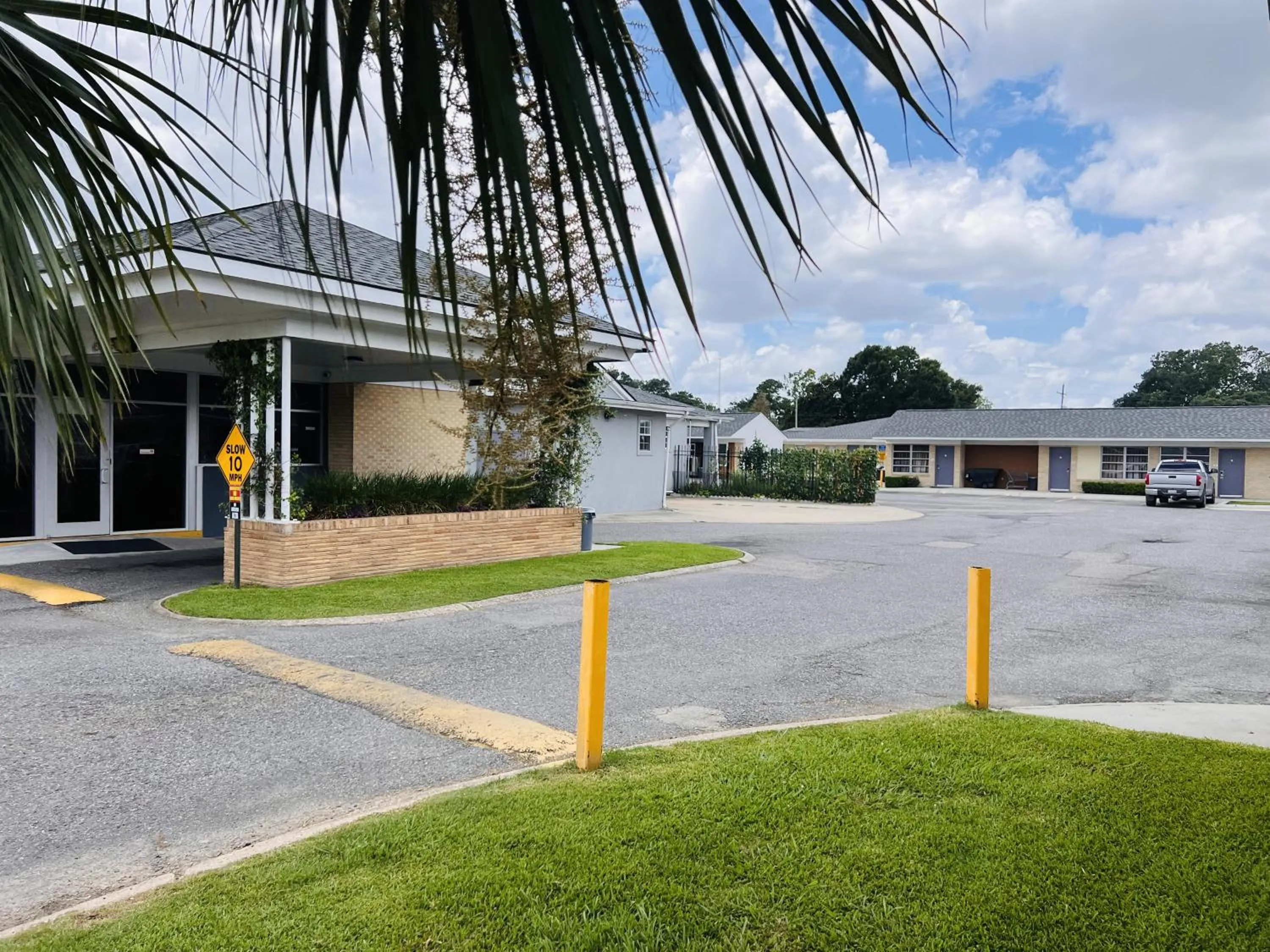 Facade/entrance in The Shades Motel