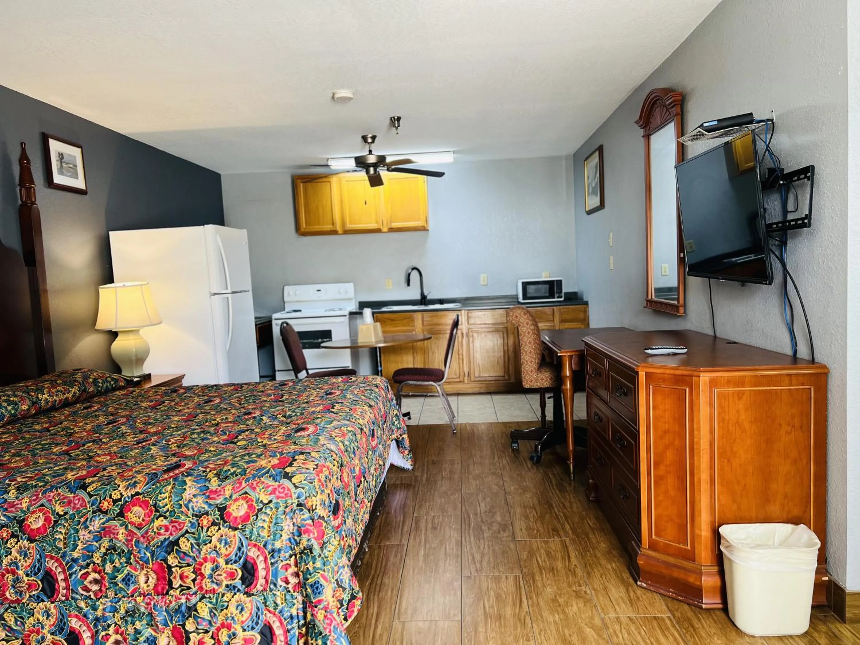 Living room in The Shades Motel