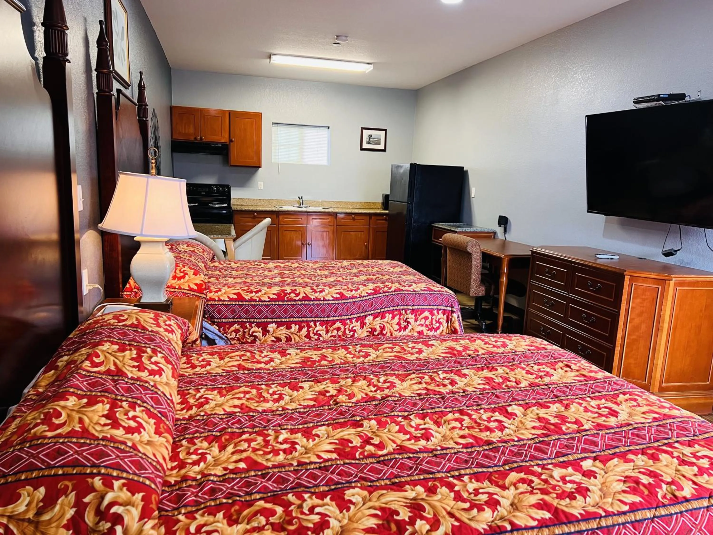 Living room, Bed in The Shades Motel