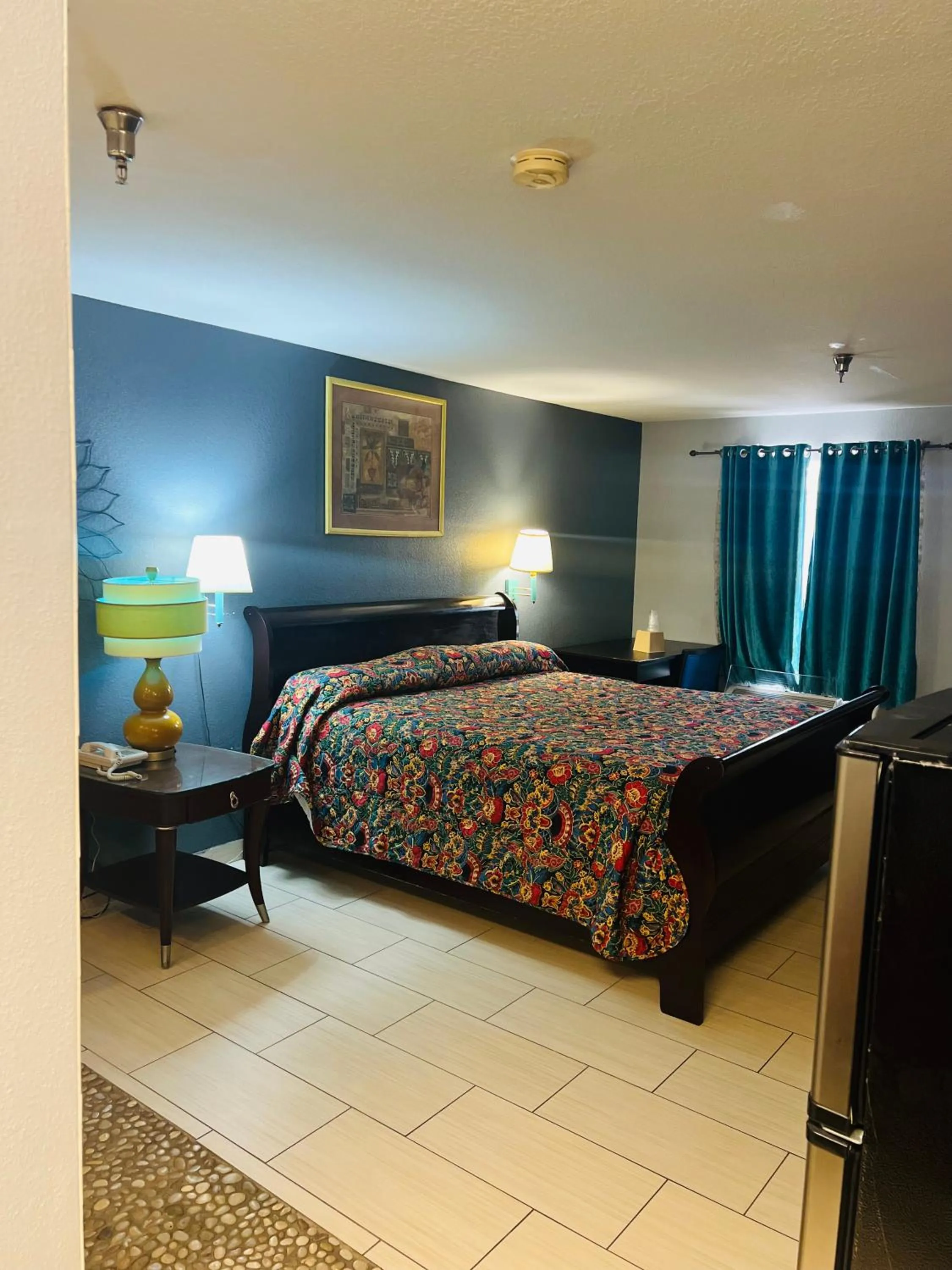 Living room, Bed in The Shades Motel