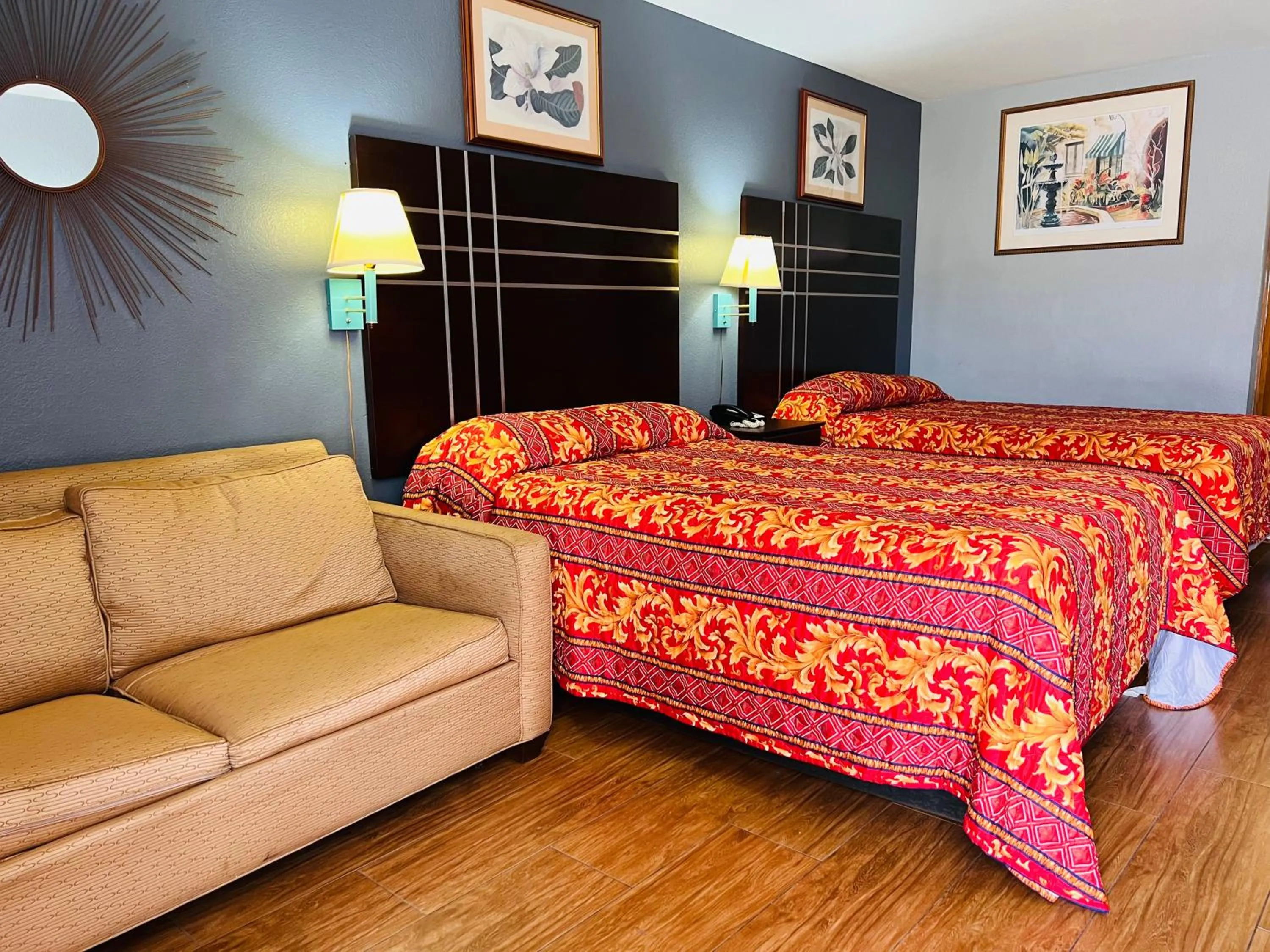 Living room, Bed in The Shades Motel