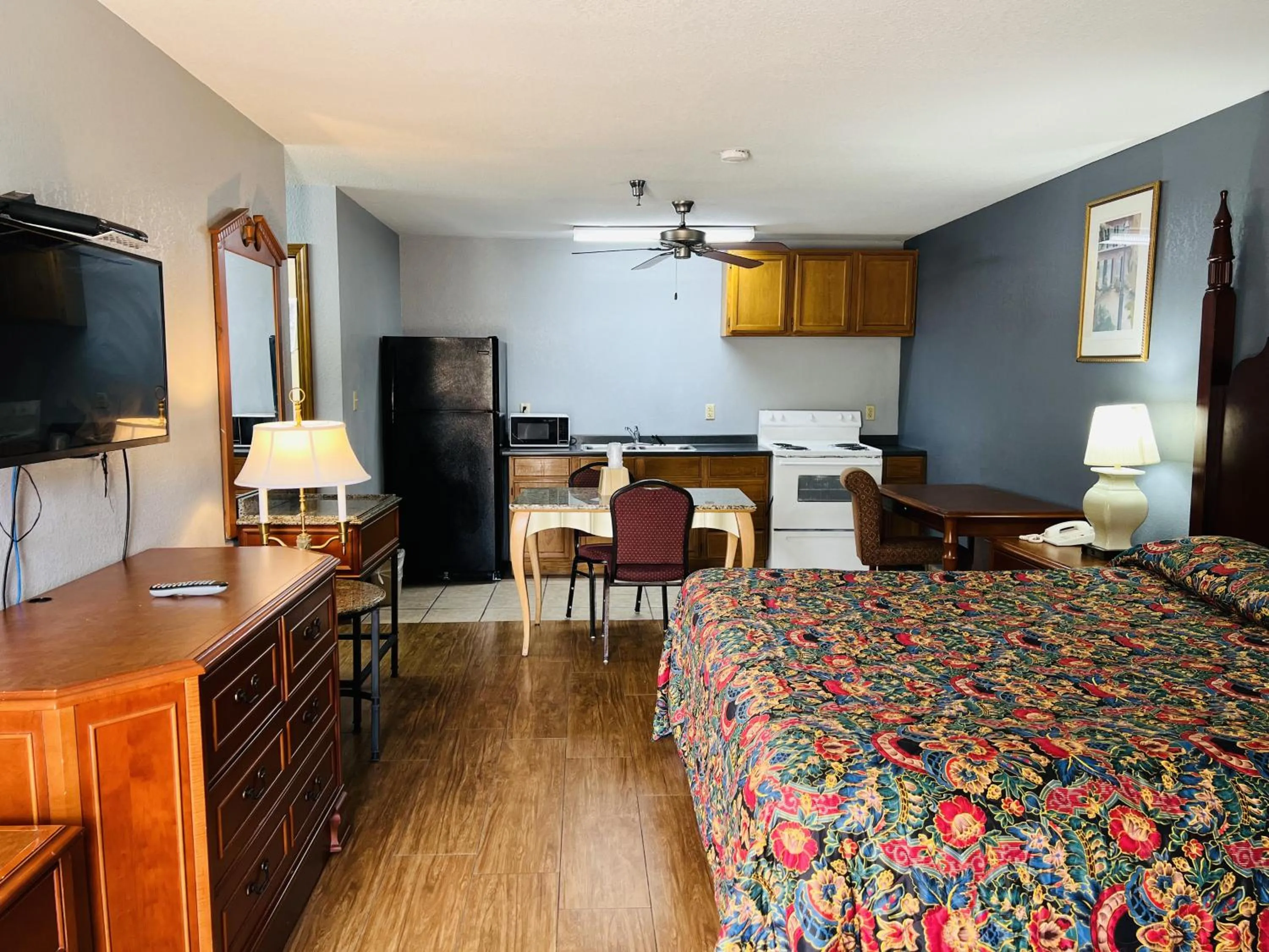 Living room, Bed in The Shades Motel