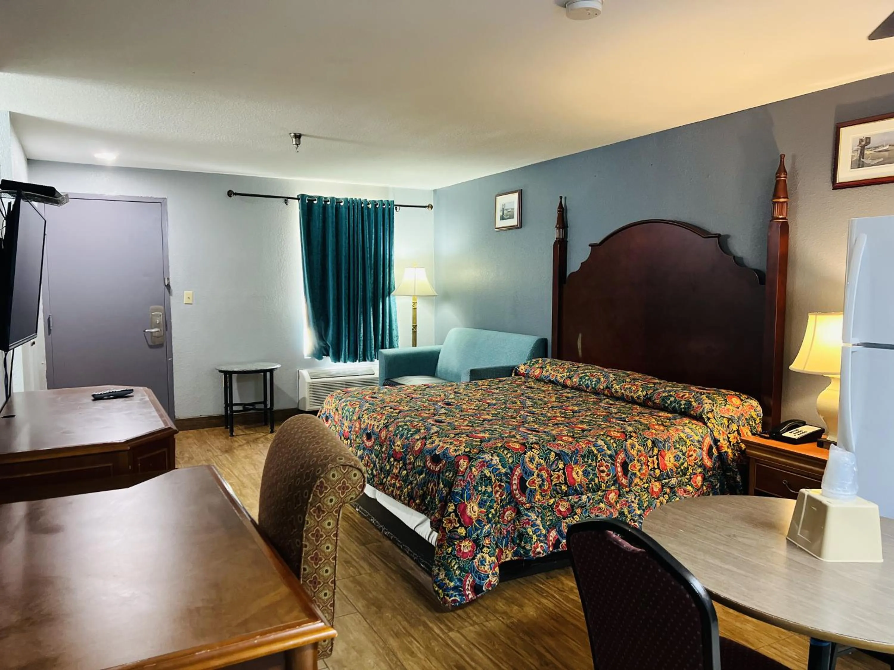 Living room, Bed in The Shades Motel