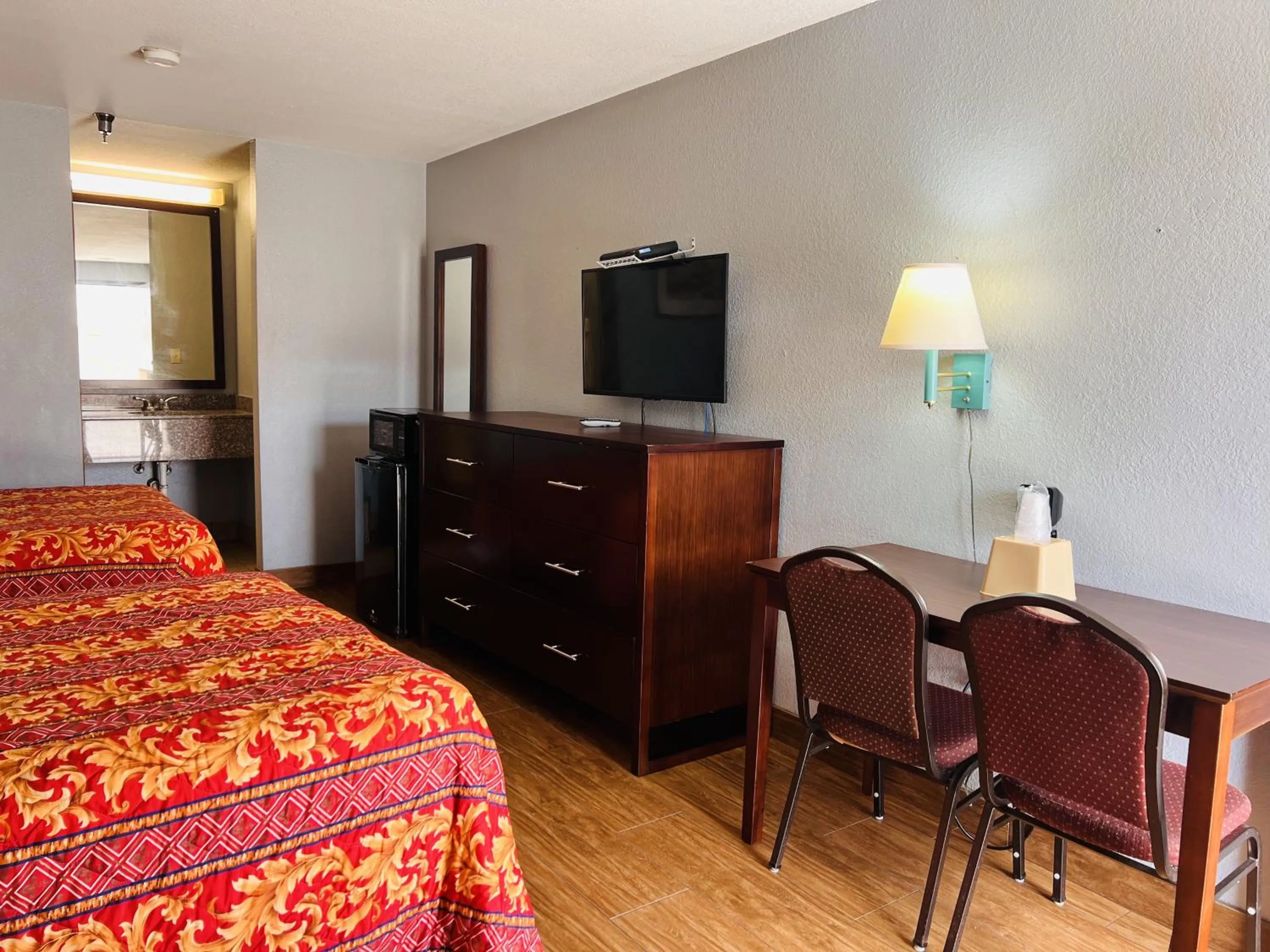 Living room, Bed in The Shades Motel