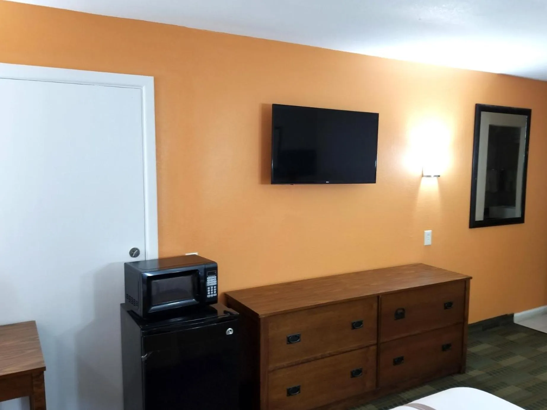 TV and multimedia in Americas Best Value Inn Marshall