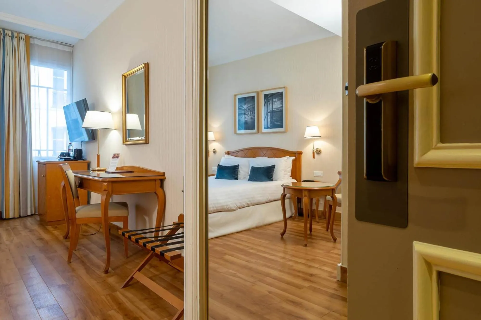 Bed in Hotel Etats Unis Opera