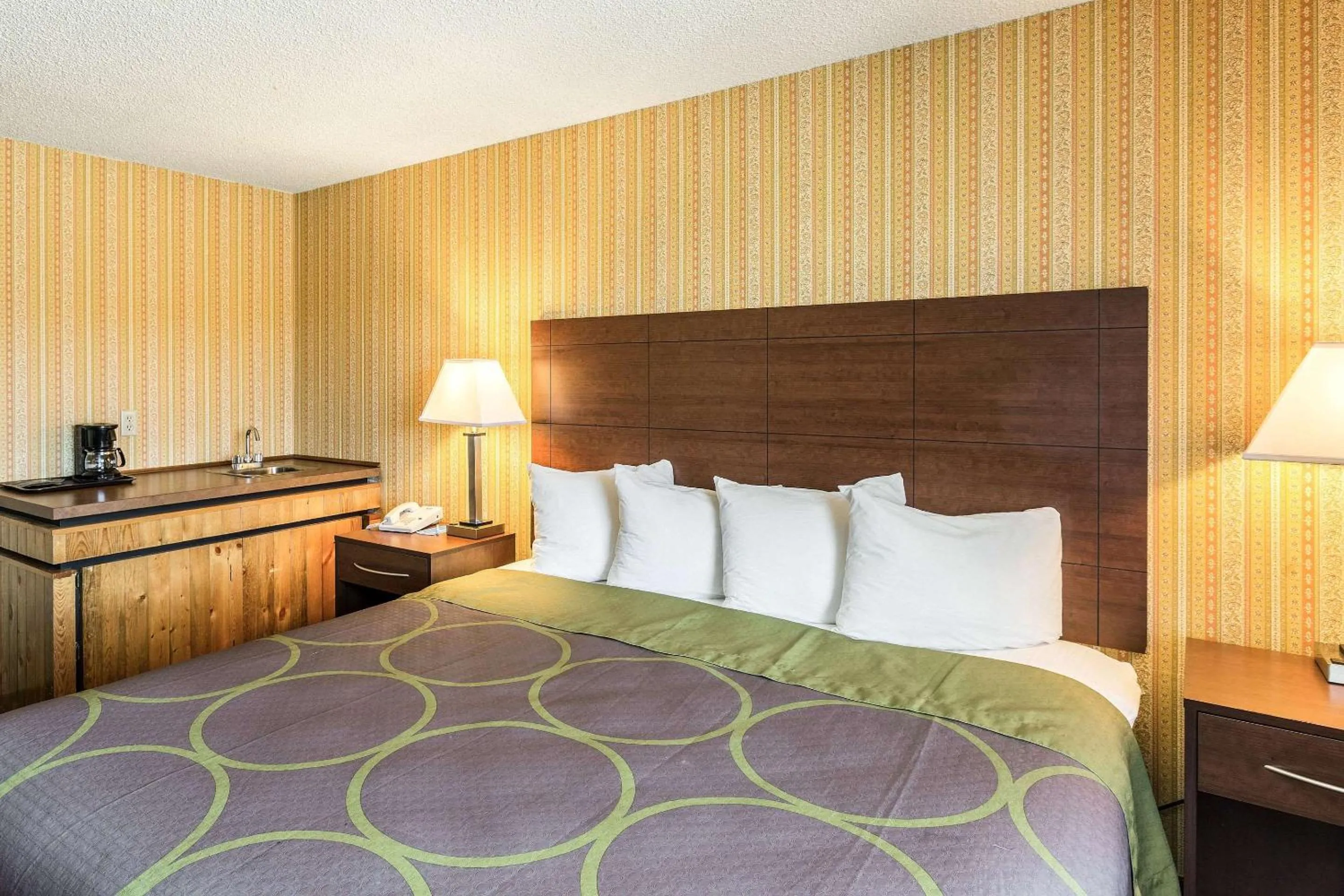 Bedroom, Bed in Rodeway Inn Leadville