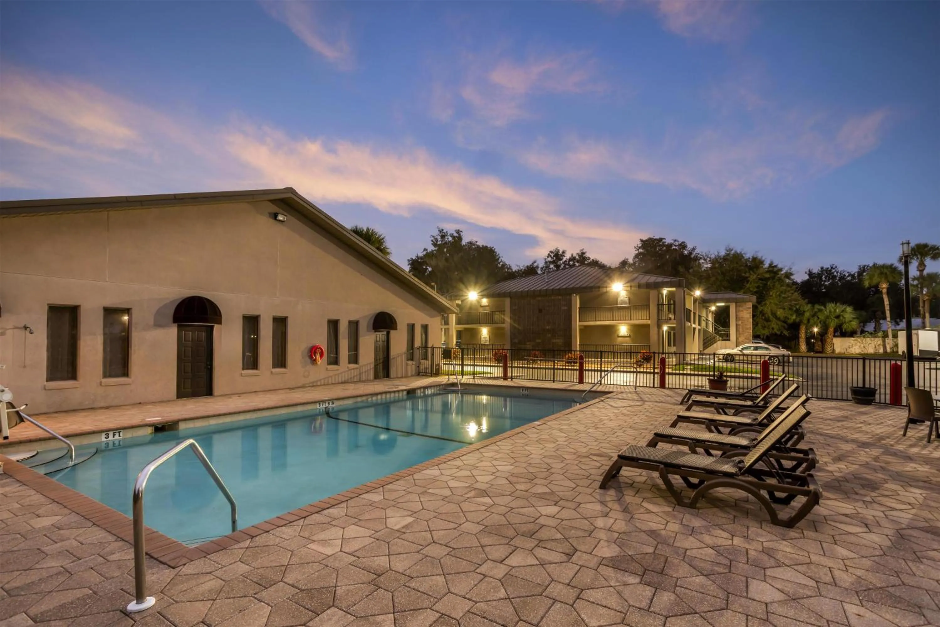 Pool view in Best Western Inn Of Palatka