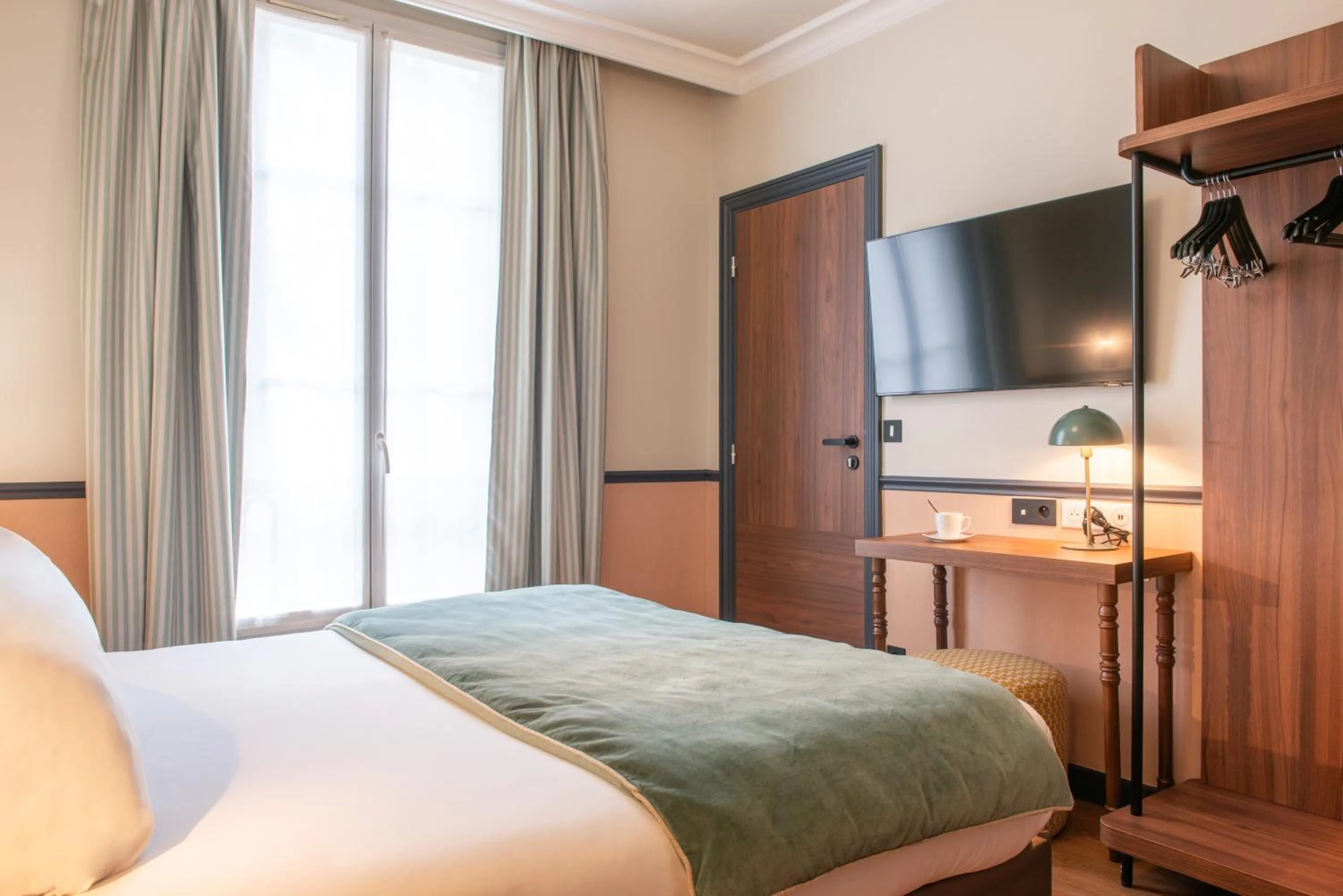 Bedroom, Bed in Hotel Terminus Lyon