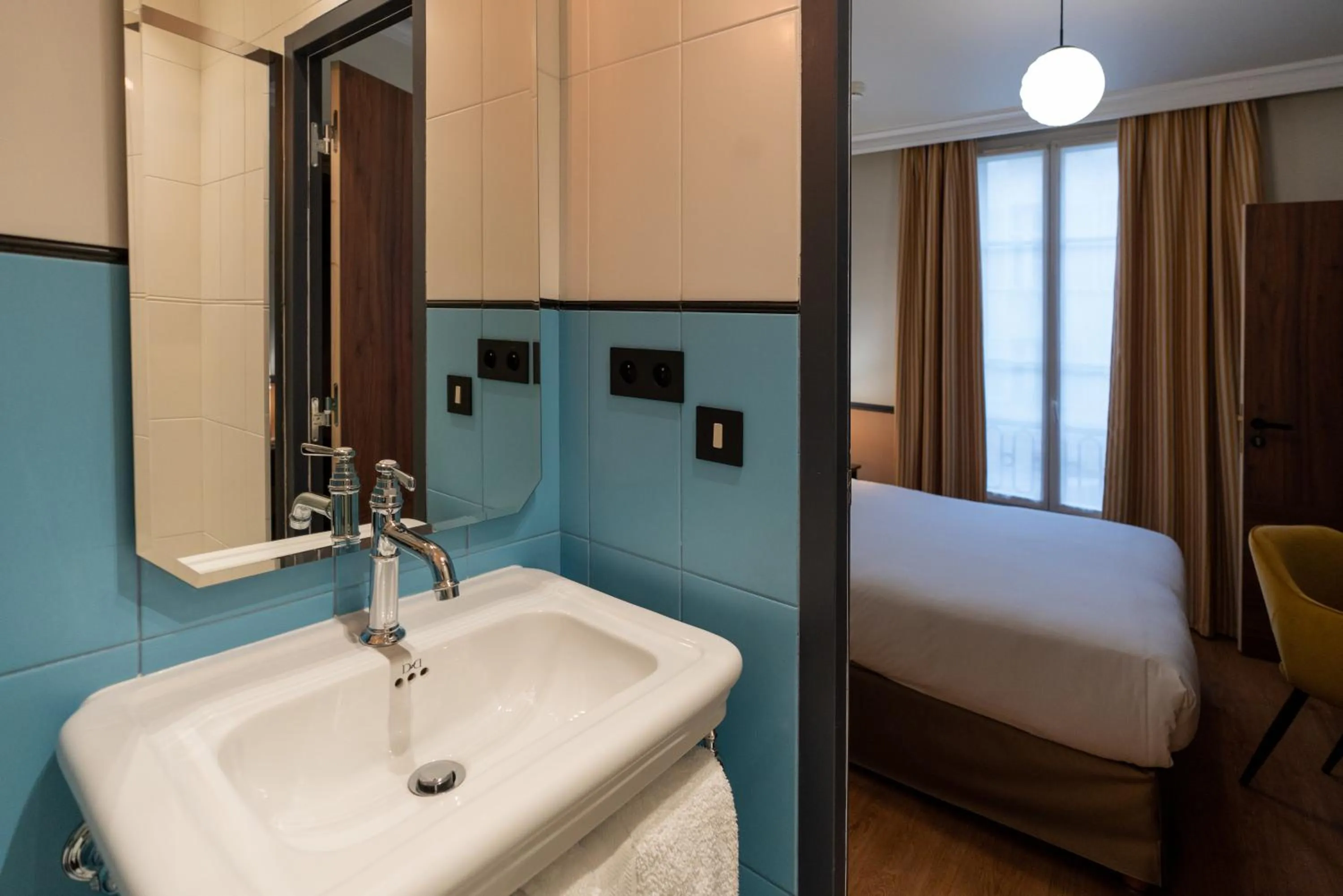 Bathroom, Bed in Hotel Terminus Lyon