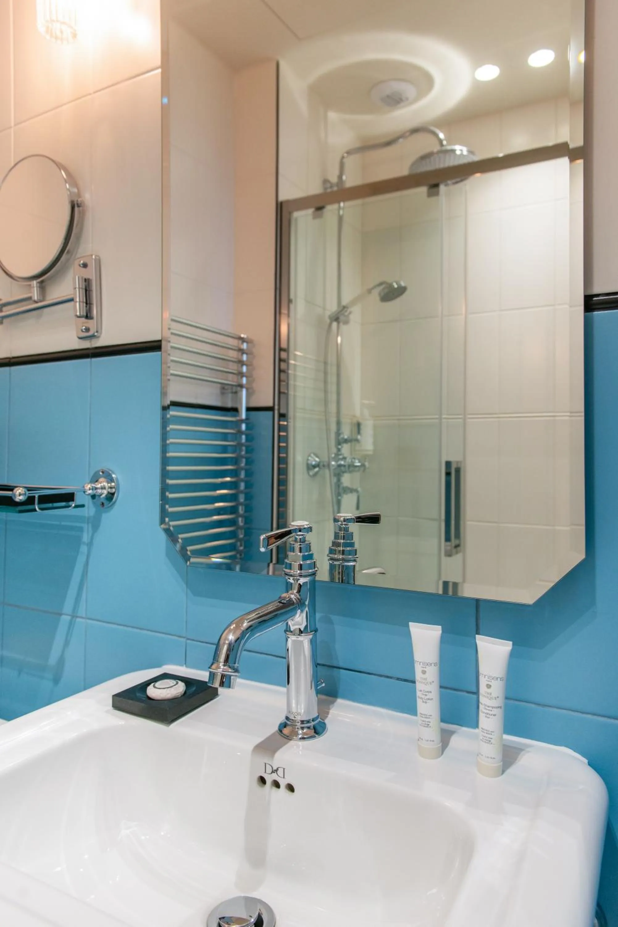 Bathroom in Hotel Terminus Lyon