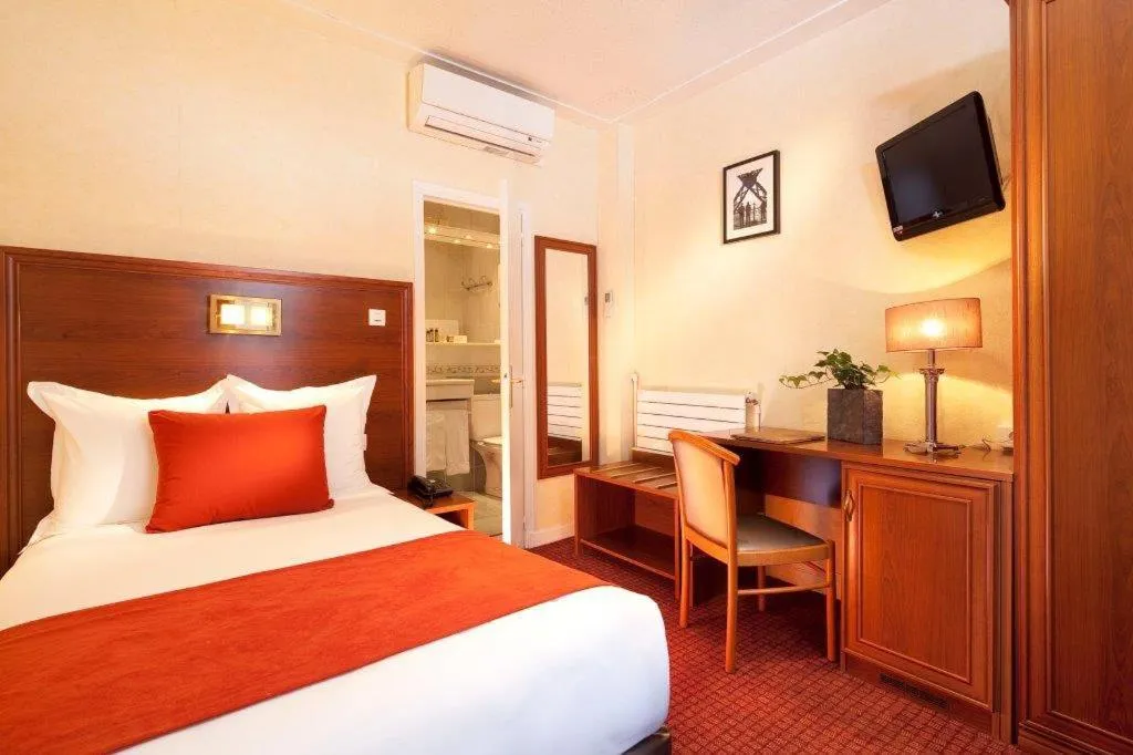 Bedroom, Bed in Hotel Terminus Lyon