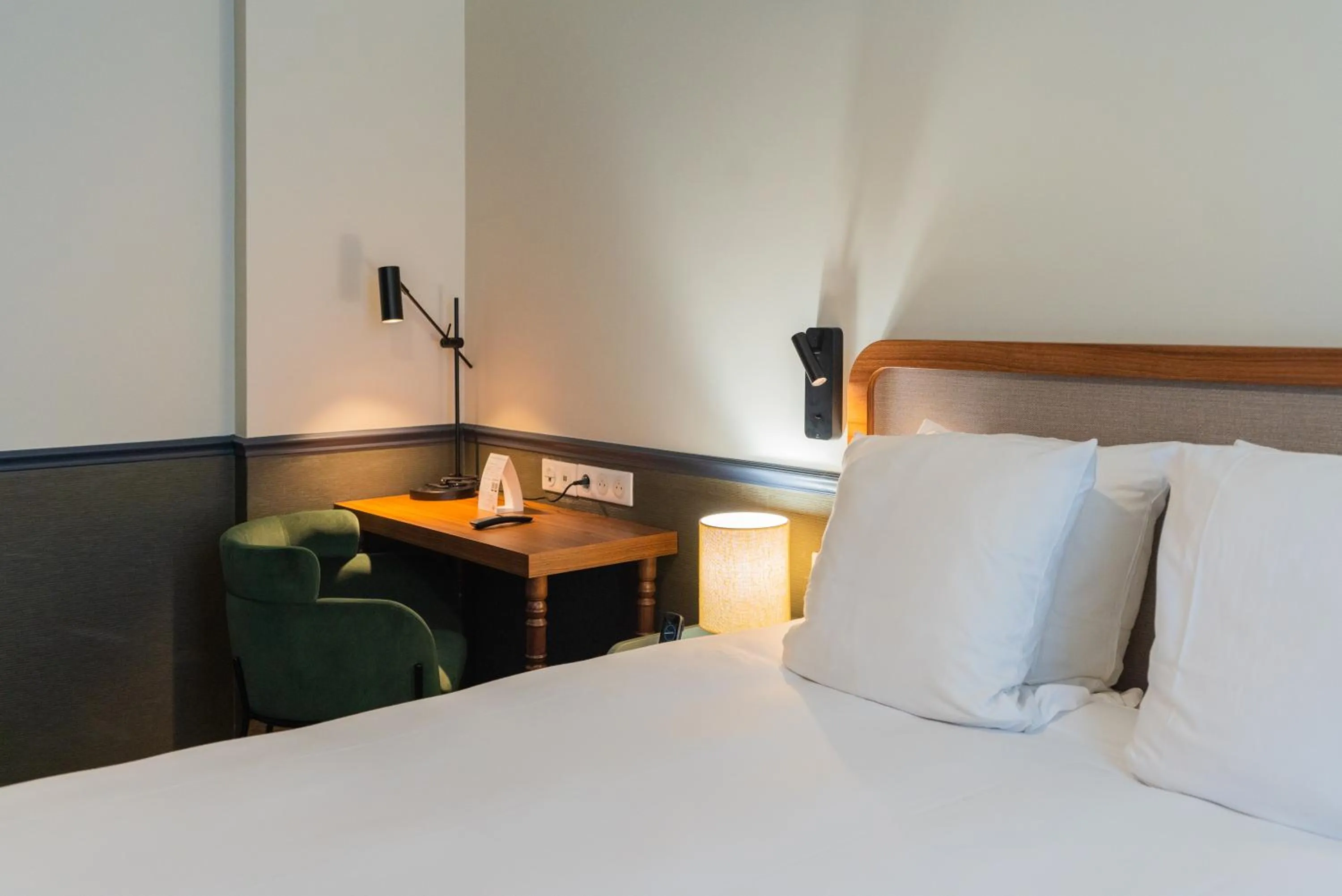 Bedroom, Bed in Hotel Terminus Lyon