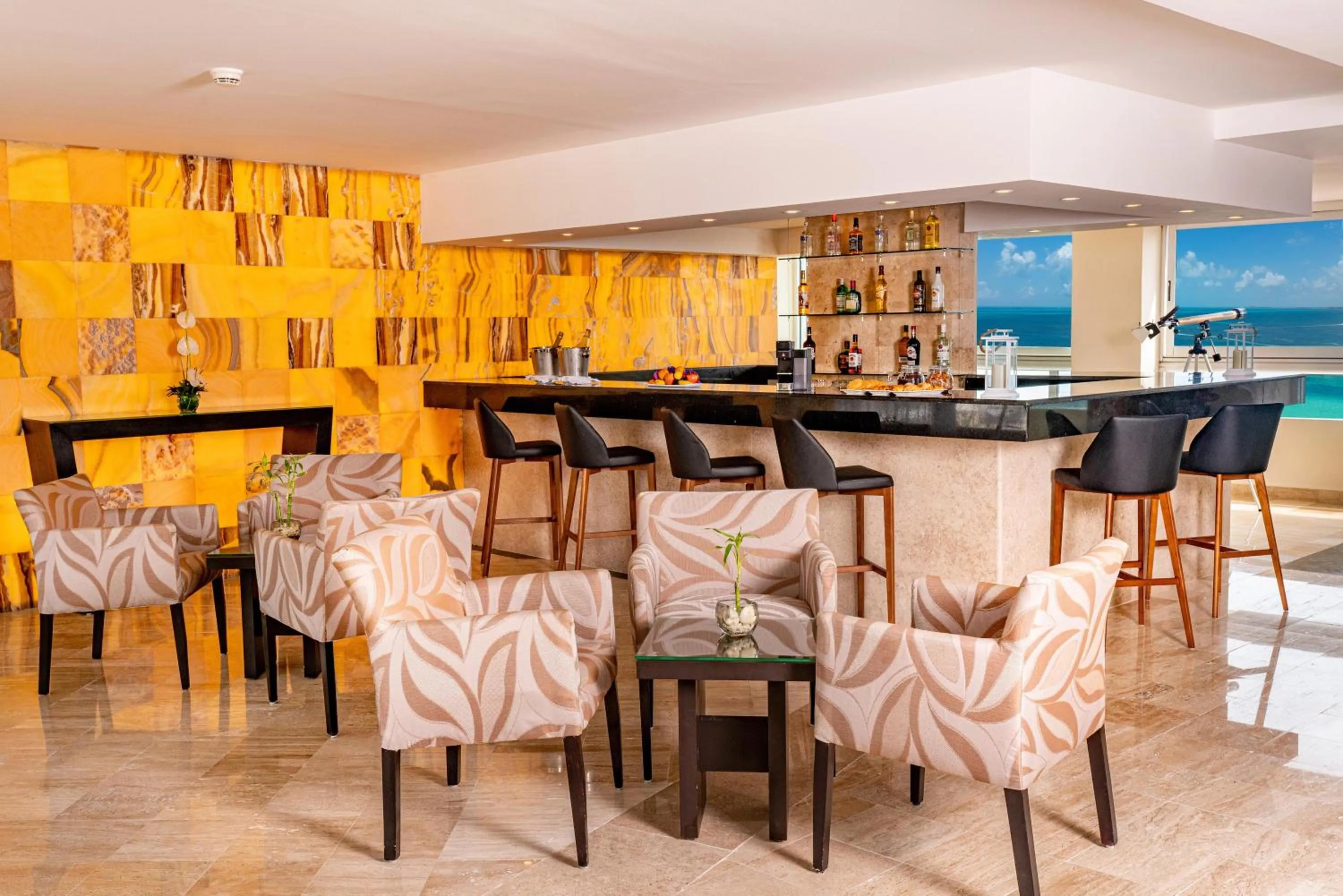 Lounge or bar in The Sens Cancun by Oasis - All Inclusive