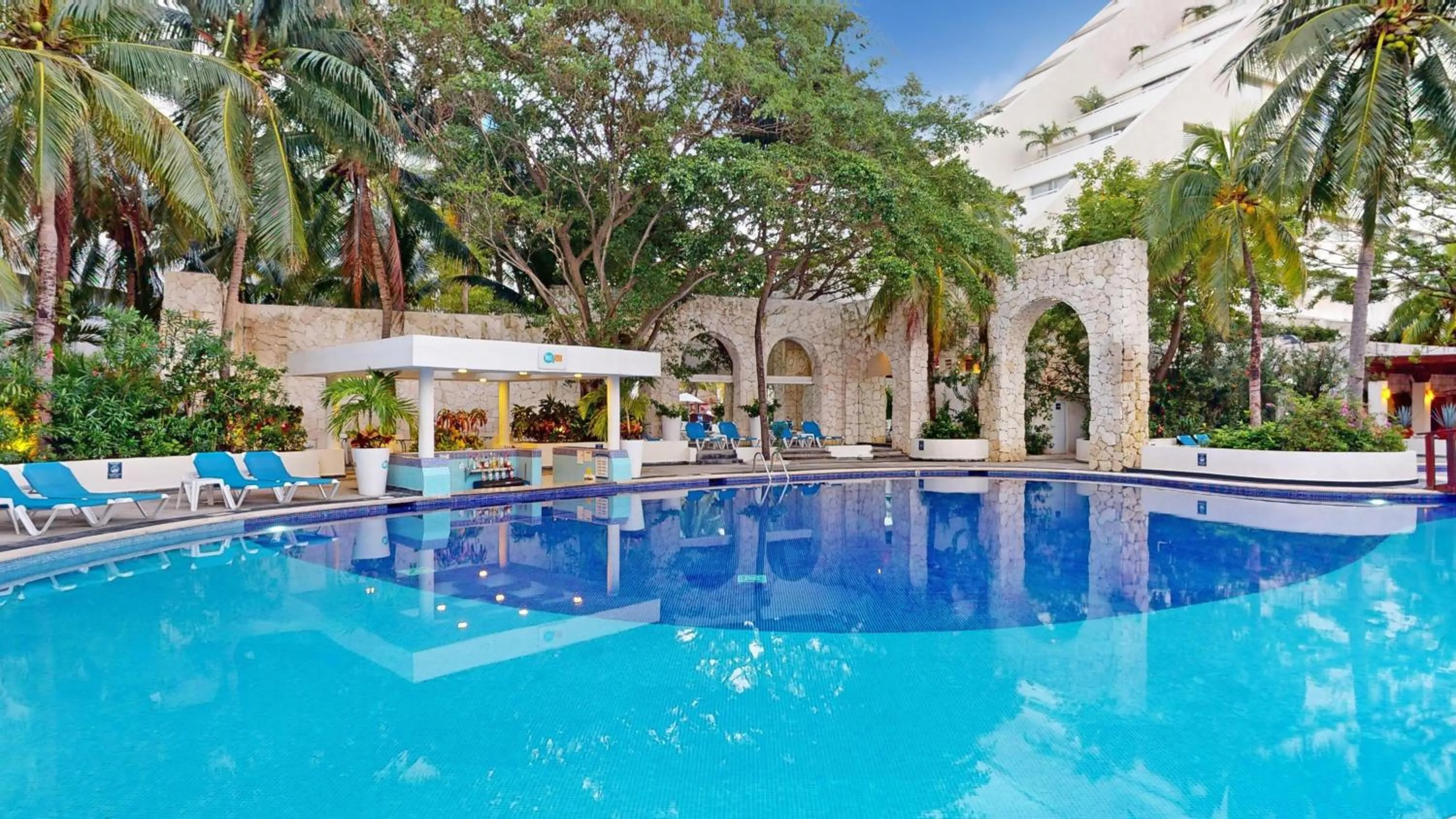 Swimming pool in The Sens Cancun by Oasis - All Inclusive