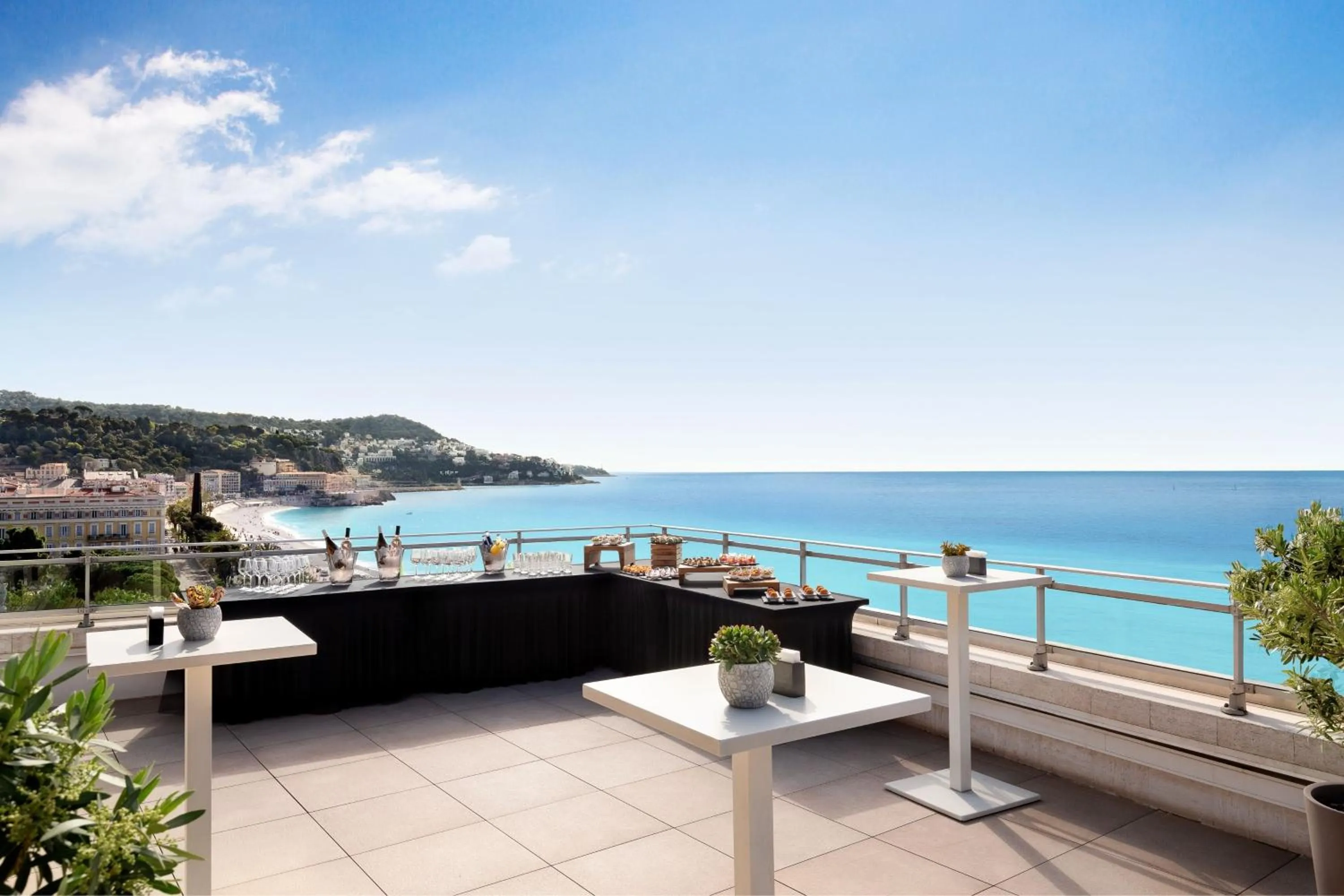Restaurant/places to eat in Le Meridien Nice