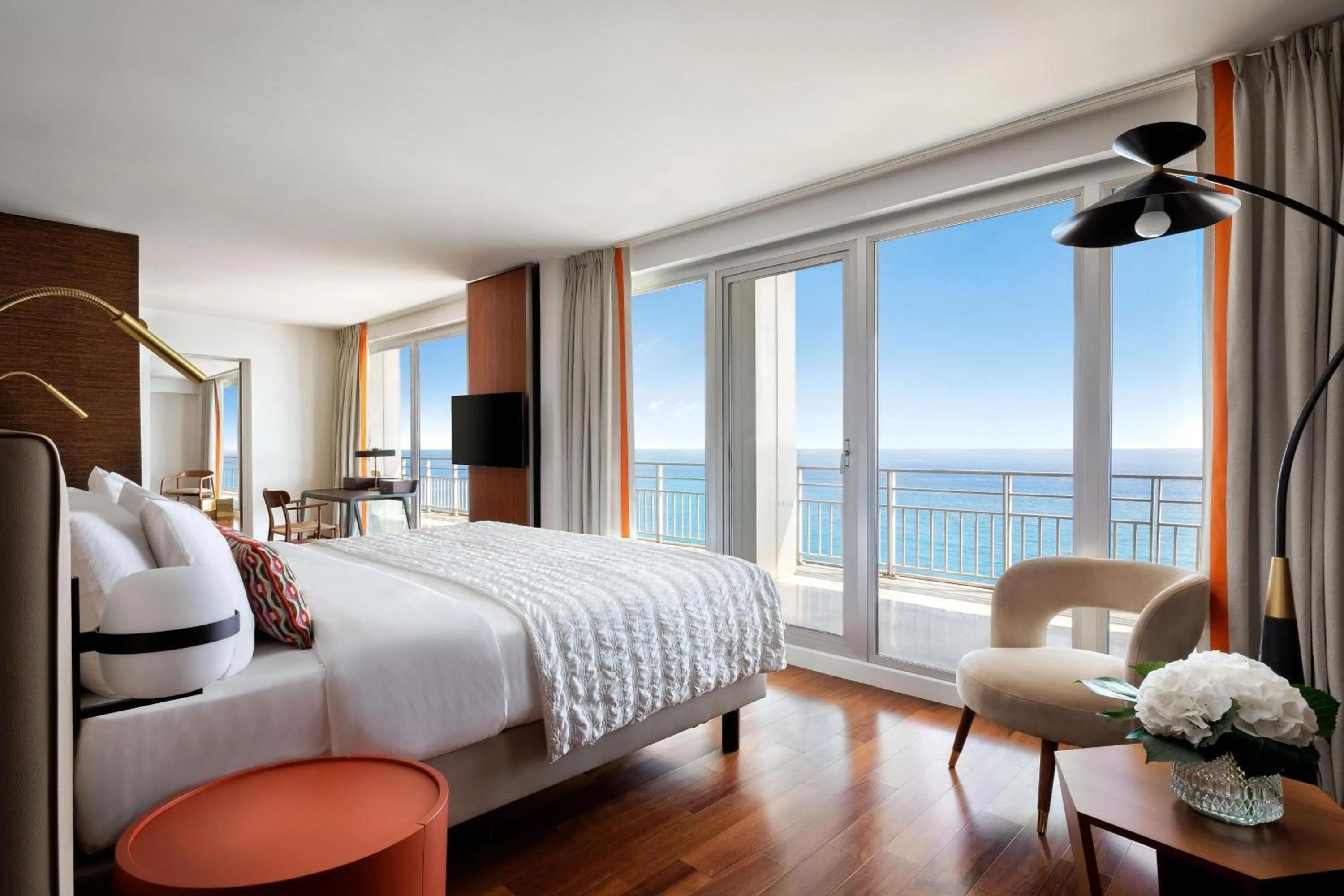 Bedroom, Bed in Le Meridien Nice