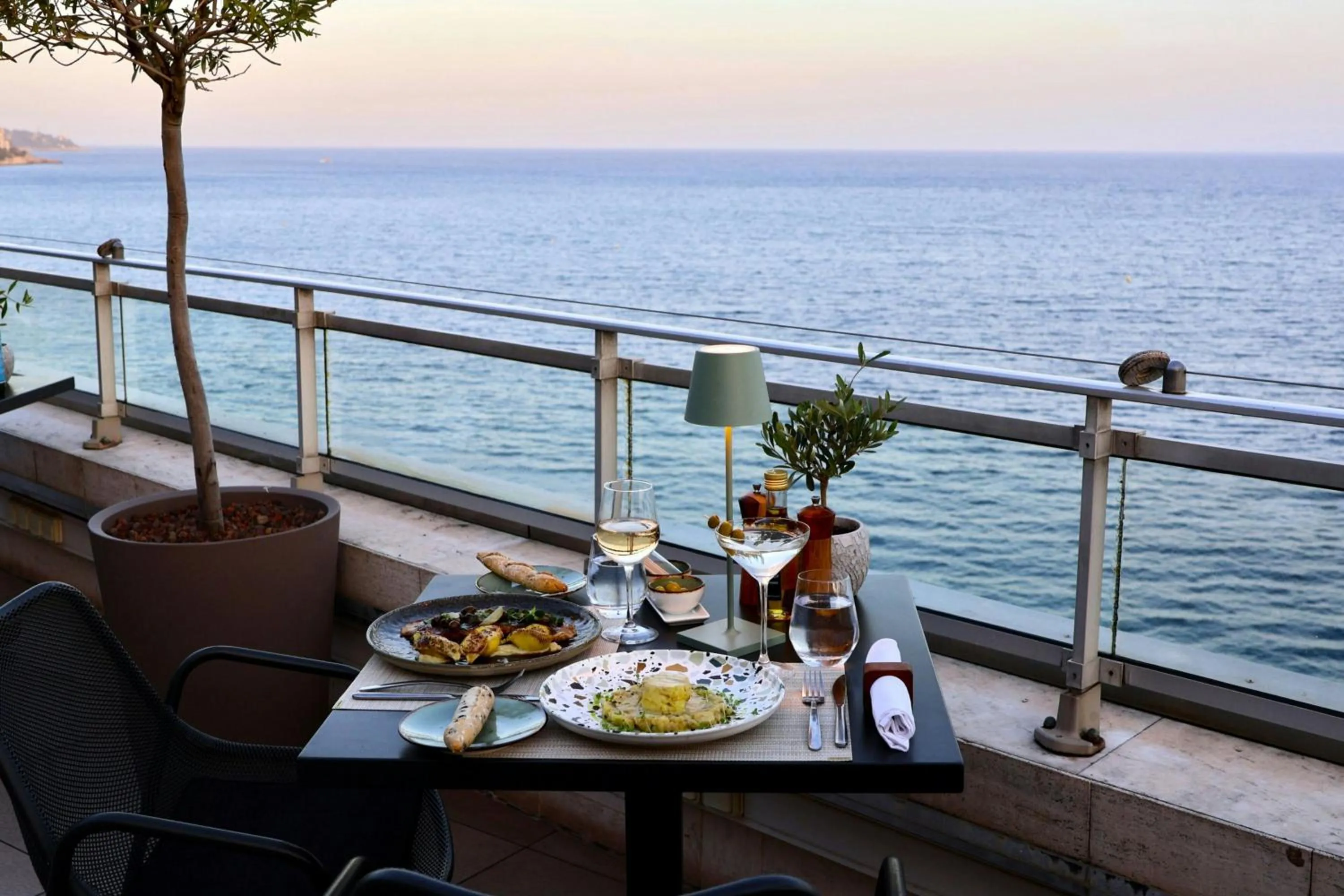 Restaurant/places to eat in Le Meridien Nice