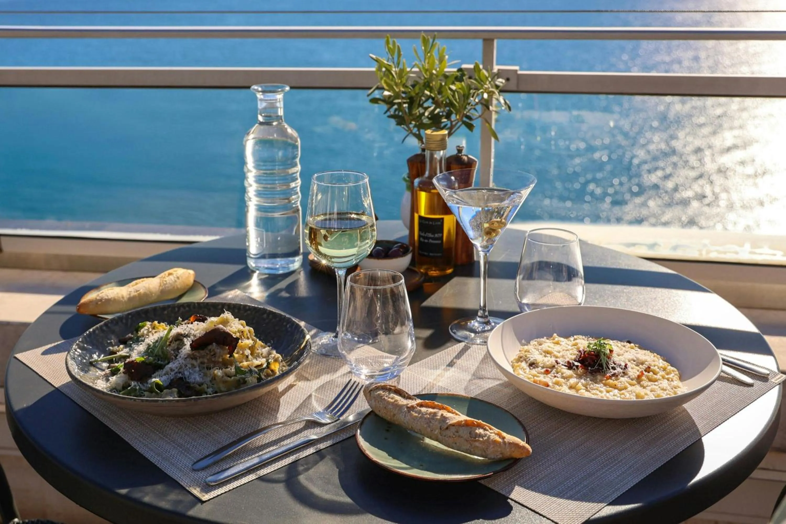 Restaurant/places to eat in Le Meridien Nice