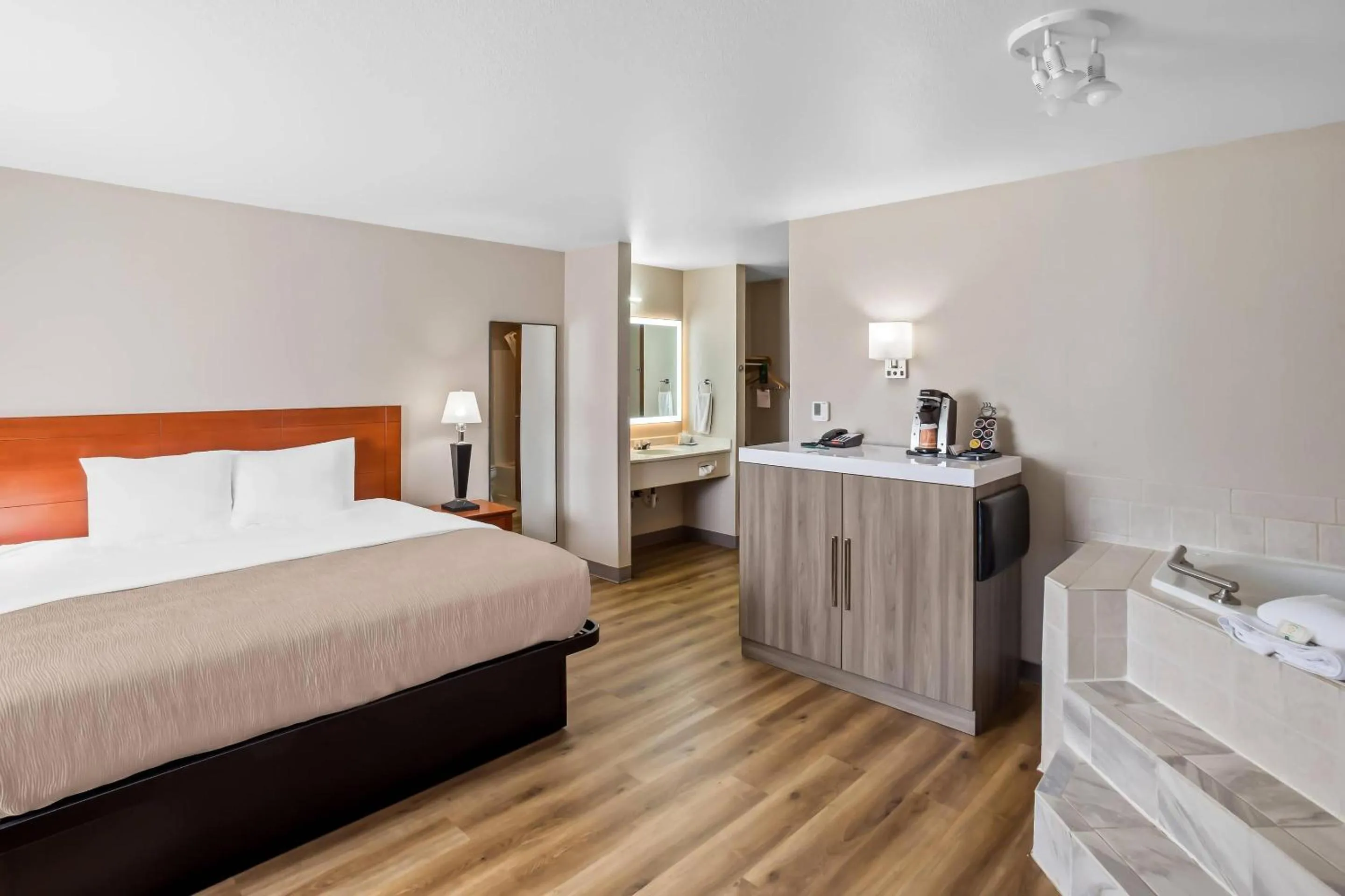 Bedroom, Bed in Quality Inn Port Orchard